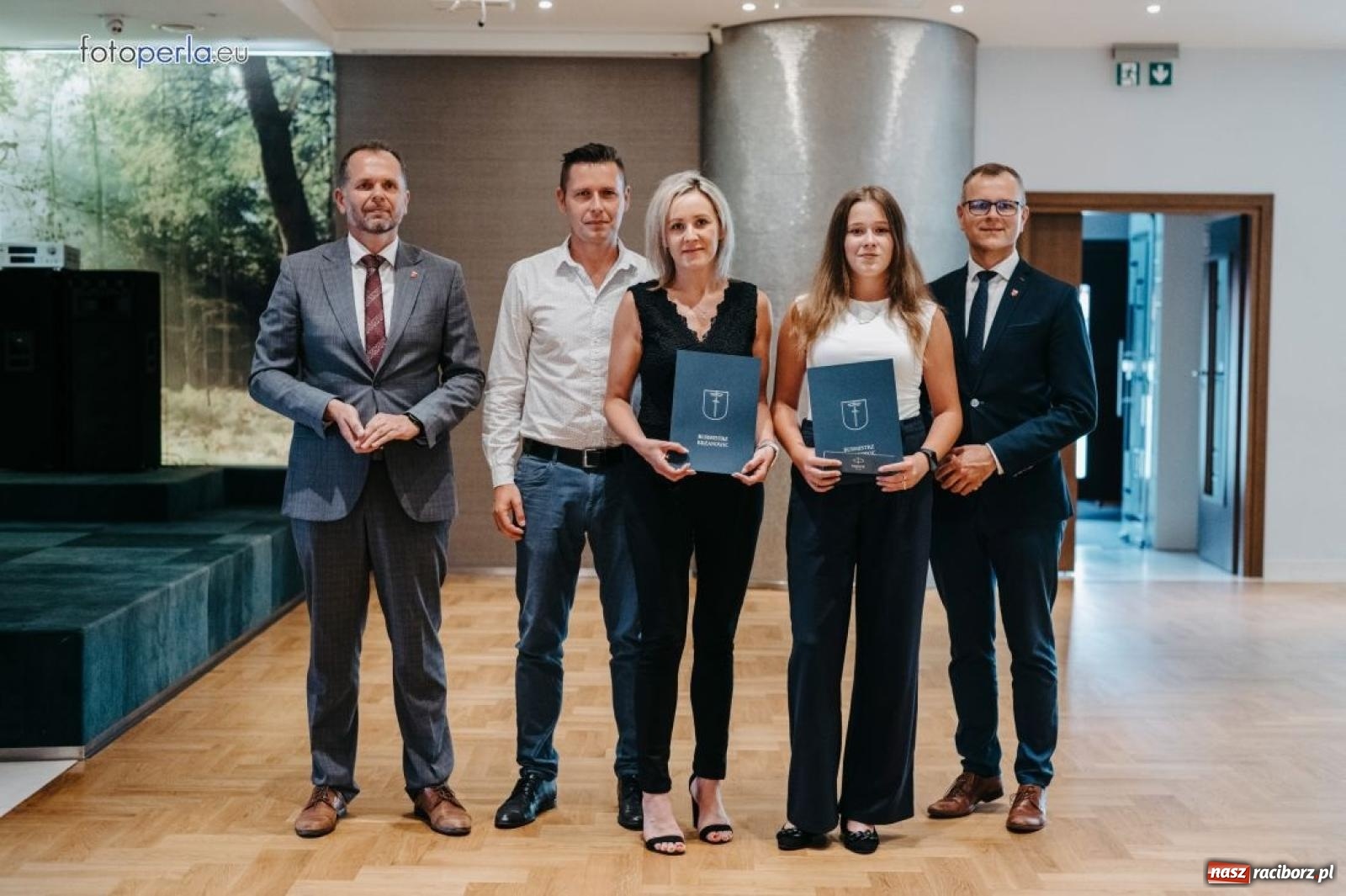 Zdjęcie w galerii na portalu naszraciborz.pl: Najzdolniejsi uczniowie z gminy Krzanowice nagrodzeni przez burmistrza wiadomości z regionu