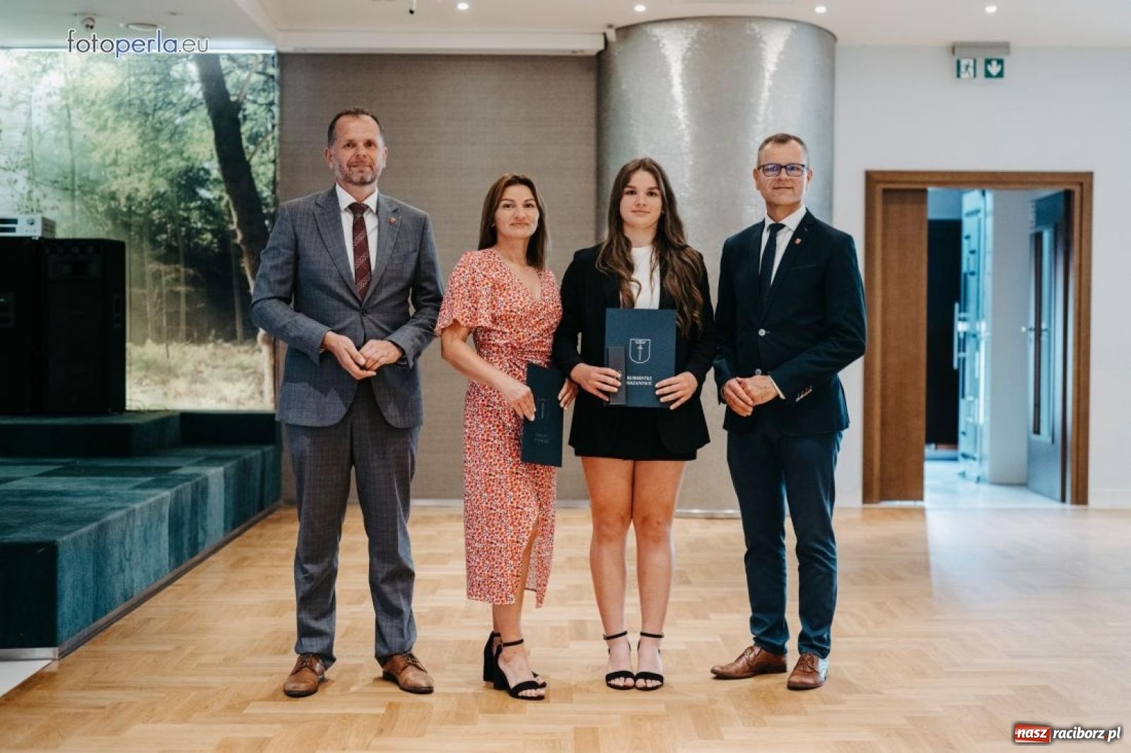 Zdjęcie w galerii na portalu naszraciborz.pl: Najzdolniejsi uczniowie z gminy Krzanowice nagrodzeni przez burmistrza wiadomości z regionu