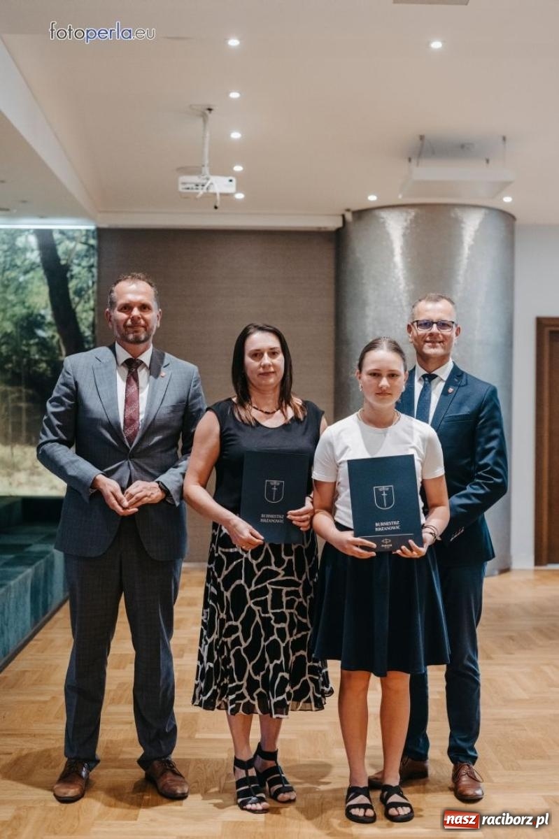 Zdjęcie w galerii na portalu naszraciborz.pl: Najzdolniejsi uczniowie z gminy Krzanowice nagrodzeni przez burmistrza wiadomości z regionu