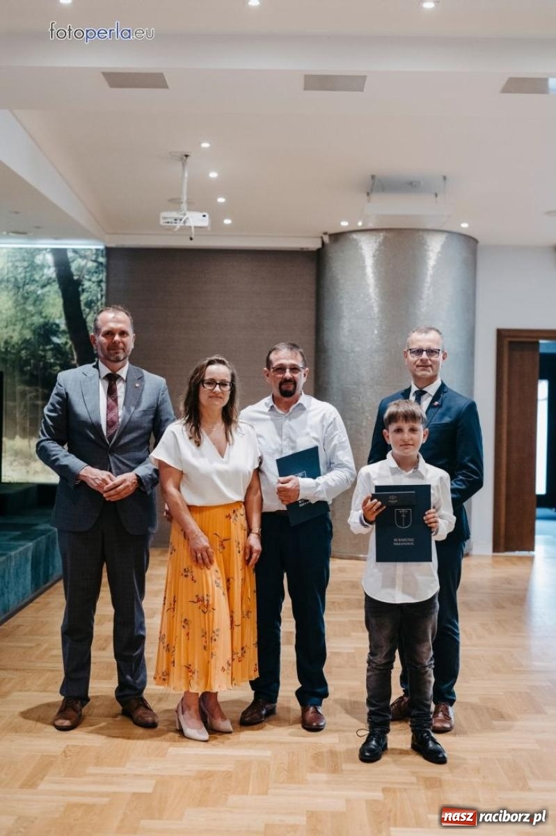 Zdjęcie w galerii na portalu naszraciborz.pl: Najzdolniejsi uczniowie z gminy Krzanowice nagrodzeni przez burmistrza wiadomości z regionu