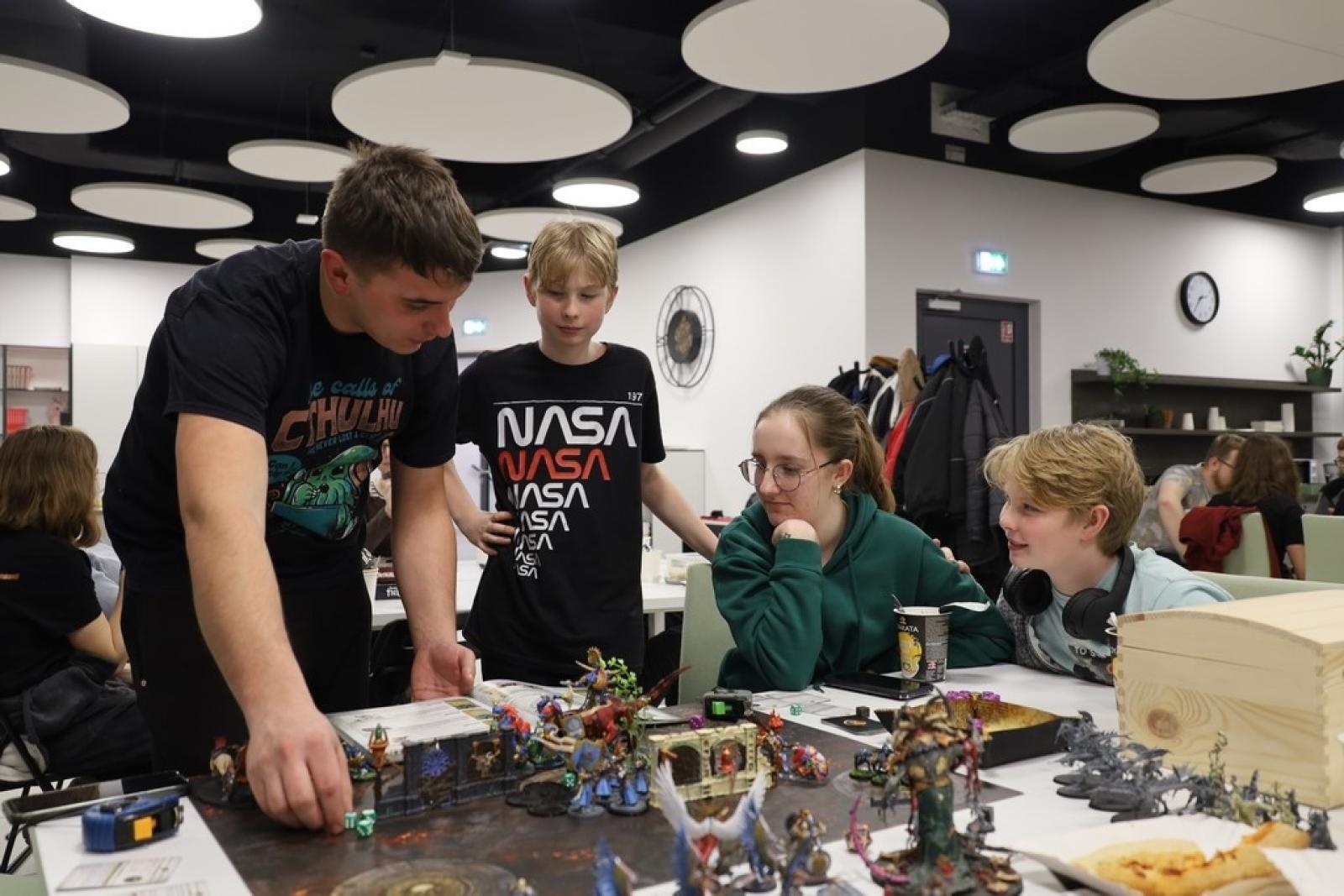 Zdjęcie w galerii na portalu naszraciborz.pl: Wakacje na Stacji Młodych! Kino, planszówki i letnia atmosfera – wstęp wolny! wiadomości z regionu