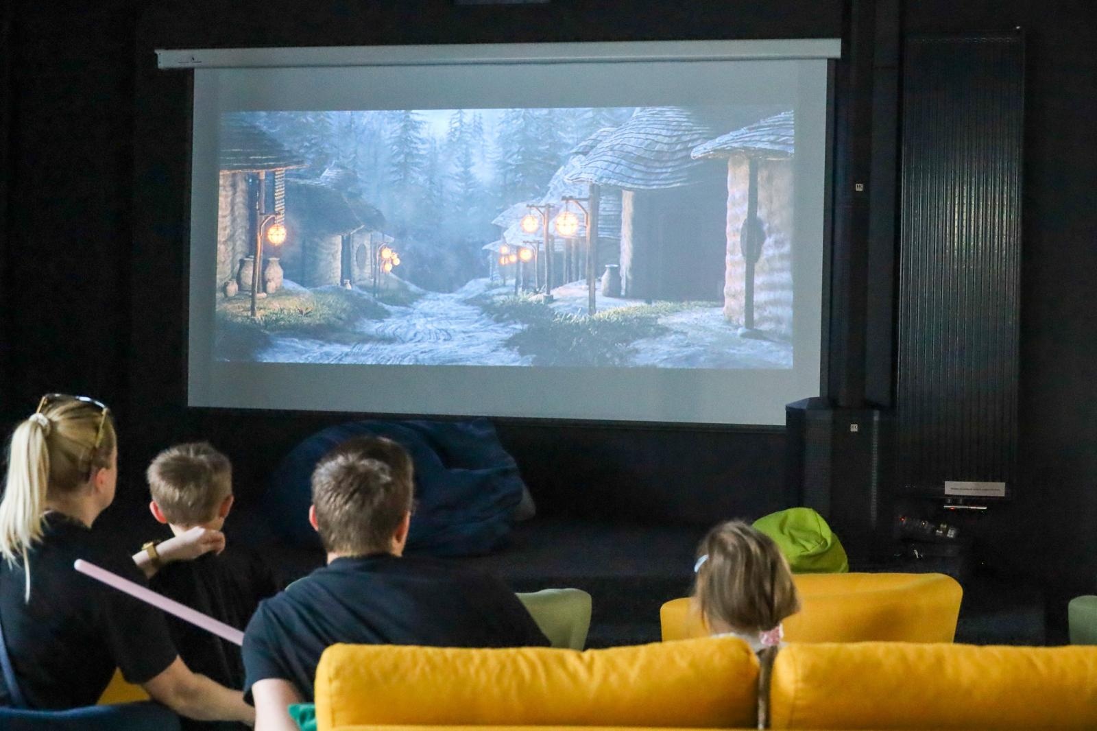 Zdjęcie w galerii na portalu naszraciborz.pl: Wakacje na Stacji Młodych! Kino, planszówki i letnia atmosfera – wstęp wolny! wiadomości z regionu