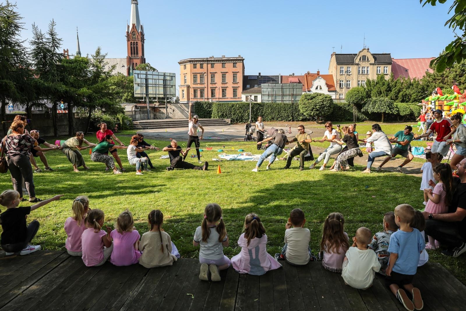 Zdjęcie w galerii na portalu naszraciborz.pl: Piknik Małych Odkrywców Sztuki i Pracowni Rękodzieła RCK w Ogrodzie Strzechy wiadomości z regionu