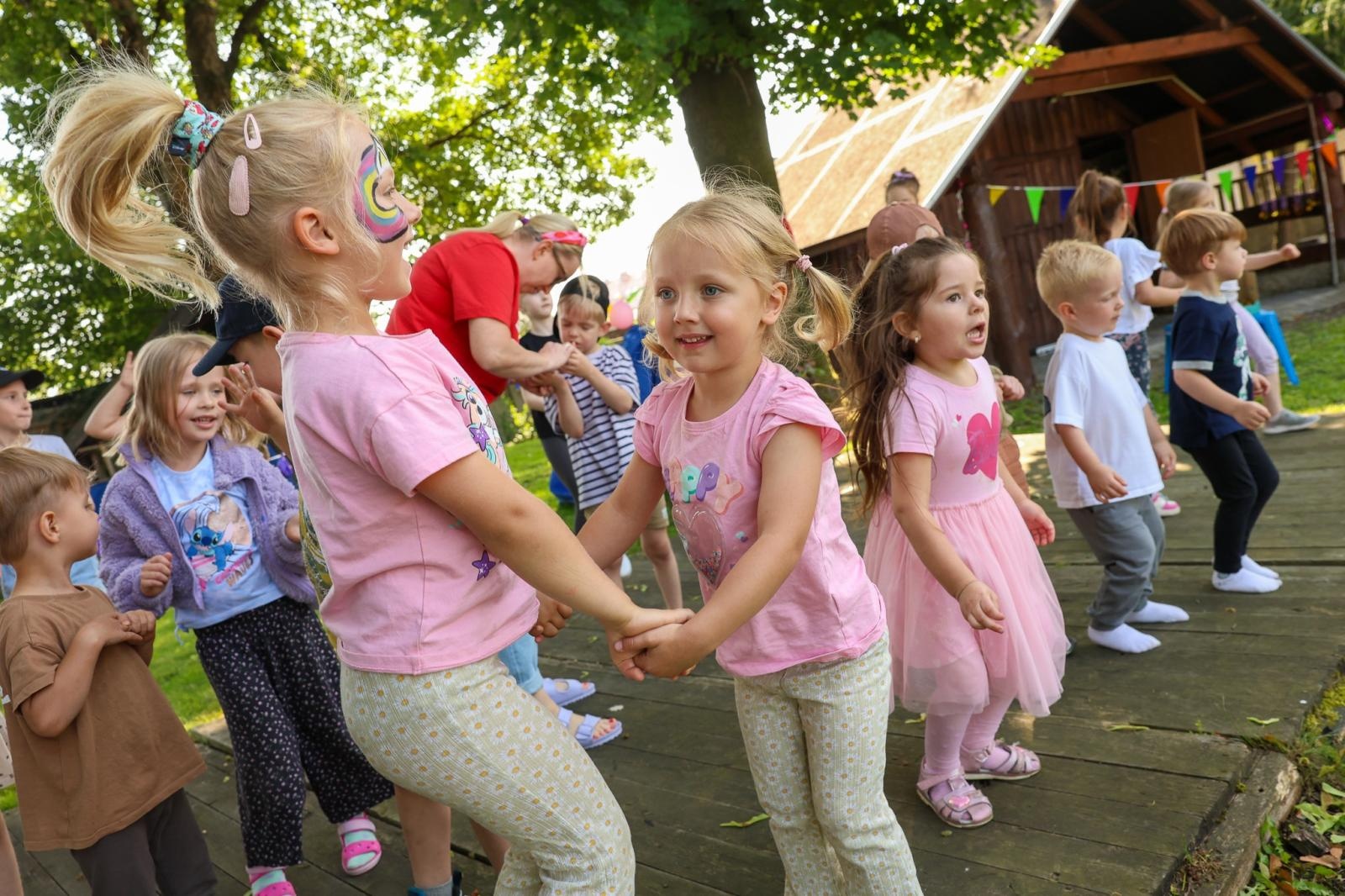 Zdjęcie w galerii na portalu naszraciborz.pl: Piknik Małych Odkrywców Sztuki i Pracowni Rękodzieła RCK w Ogrodzie Strzechy wiadomości z regionu