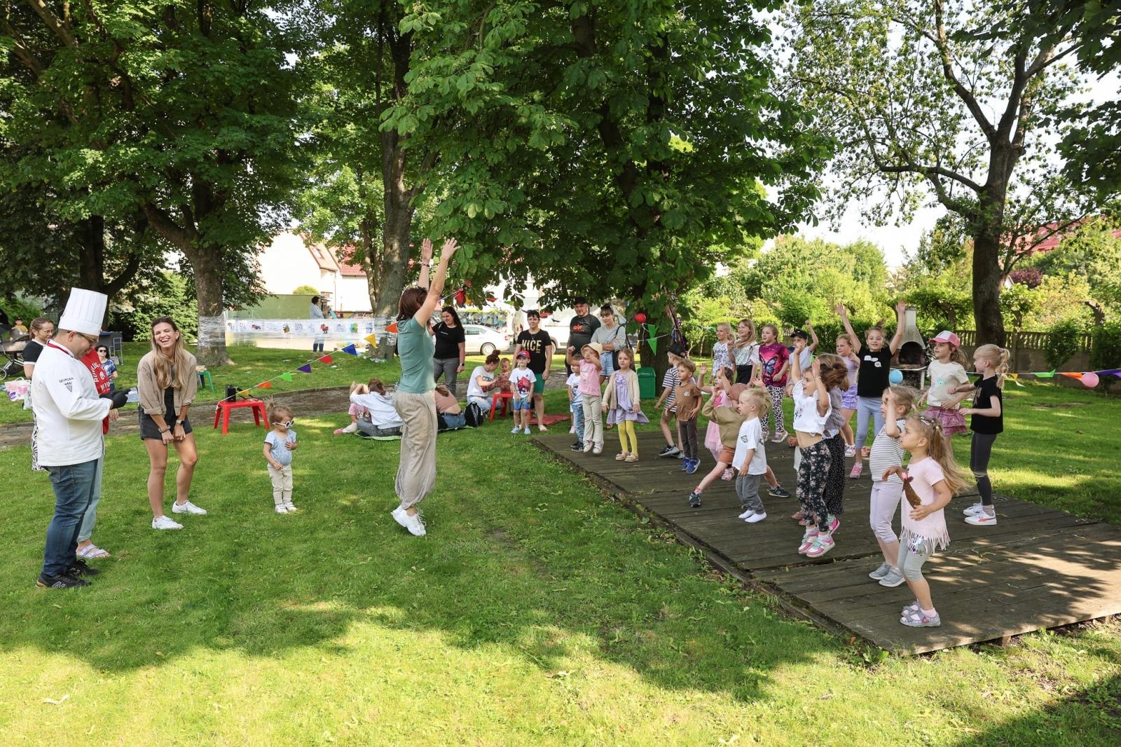 Zdjęcie w galerii na portalu naszraciborz.pl: Piknik Małych Odkrywców Sztuki i Pracowni Rękodzieła RCK w Ogrodzie Strzechy wiadomości z regionu