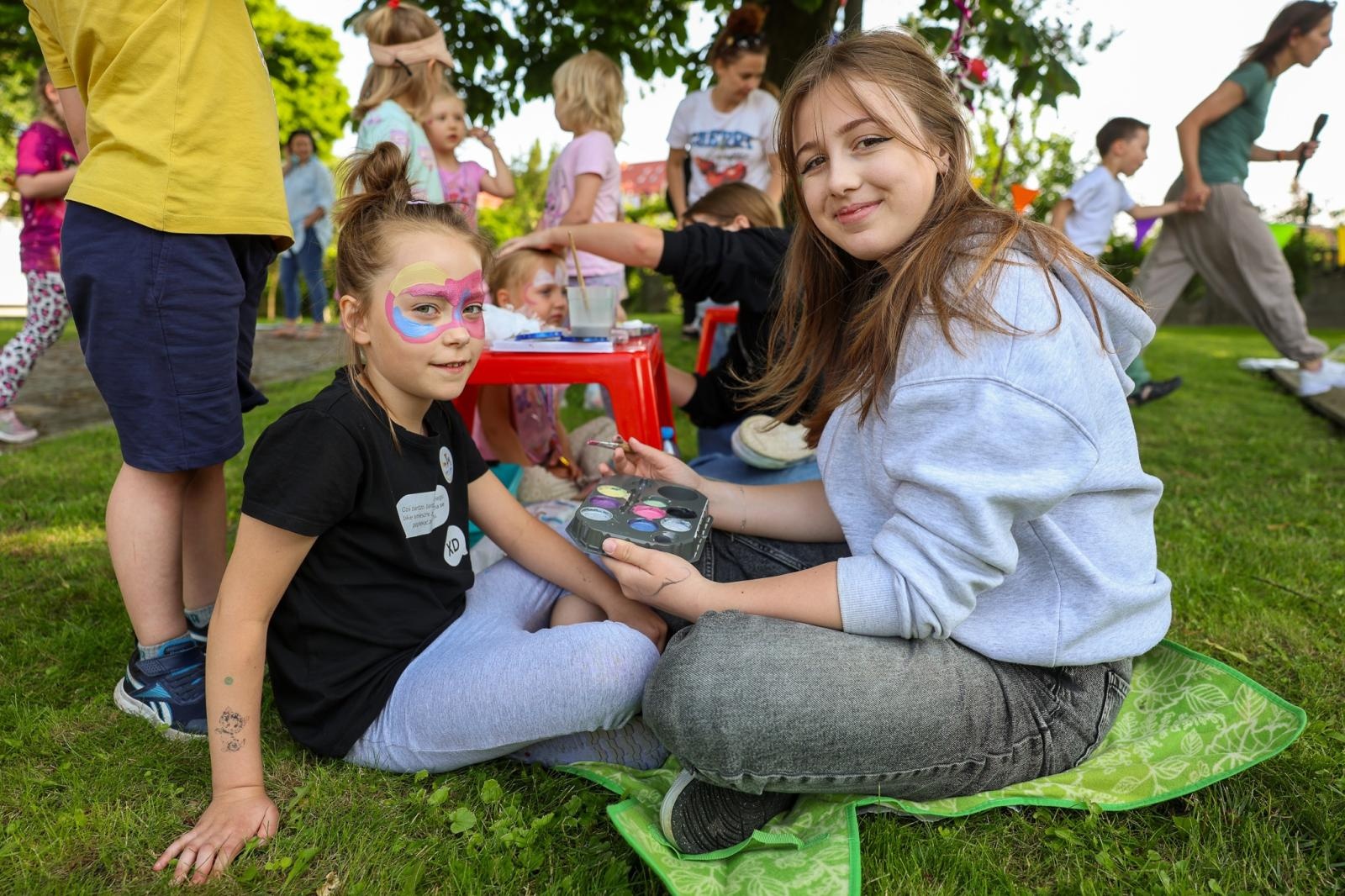 Zdjęcie w galerii na portalu naszraciborz.pl: Piknik Małych Odkrywców Sztuki i Pracowni Rękodzieła RCK w Ogrodzie Strzechy wiadomości z regionu