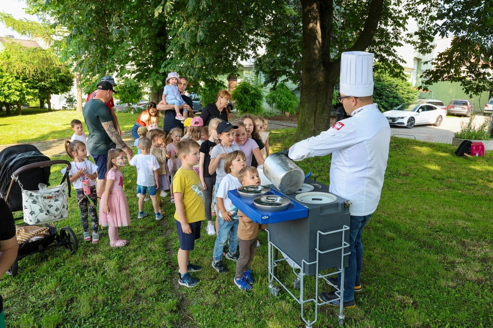 Zdjęcie w galerii na portalu naszraciborz.pl: Piknik Małych Odkrywców Sztuki i Pracowni Rękodzieła RCK w Ogrodzie Strzechy wiadomości z regionu