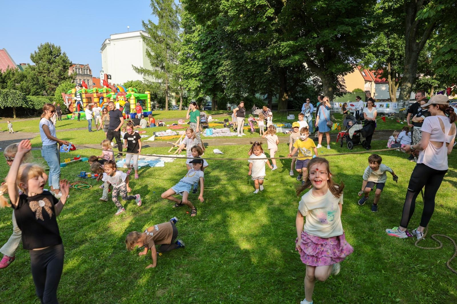 Zdjęcie w galerii na portalu naszraciborz.pl: Piknik Małych Odkrywców Sztuki i Pracowni Rękodzieła RCK w Ogrodzie Strzechy wiadomości z regionu