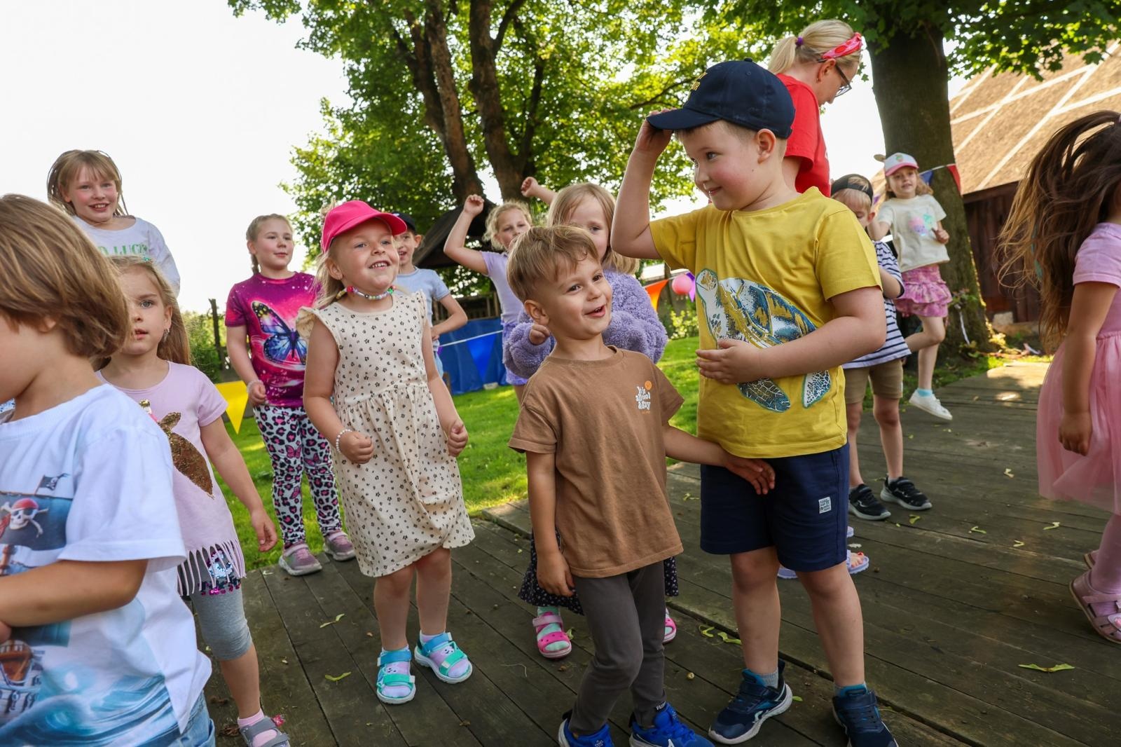 Zdjęcie w galerii na portalu naszraciborz.pl: Piknik Małych Odkrywców Sztuki i Pracowni Rękodzieła RCK w Ogrodzie Strzechy wiadomości z regionu