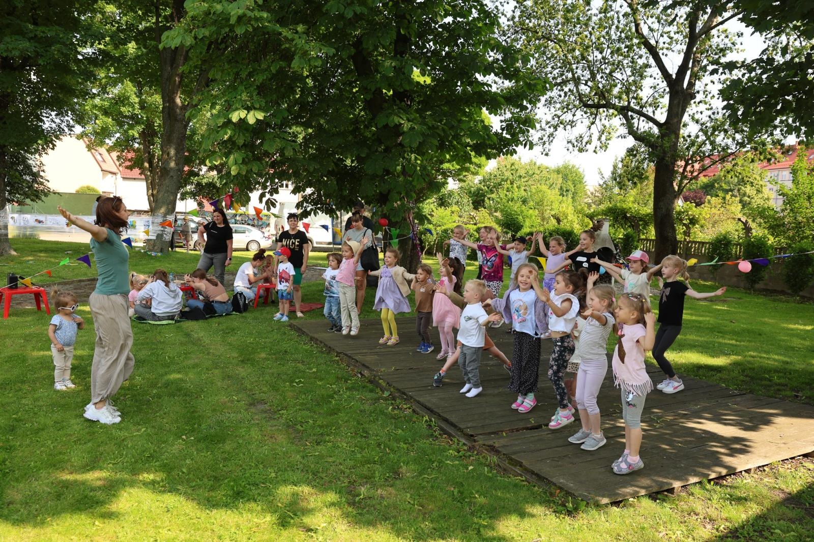 Zdjęcie w galerii na portalu naszraciborz.pl: Piknik Małych Odkrywców Sztuki i Pracowni Rękodzieła RCK w Ogrodzie Strzechy wiadomości z regionu