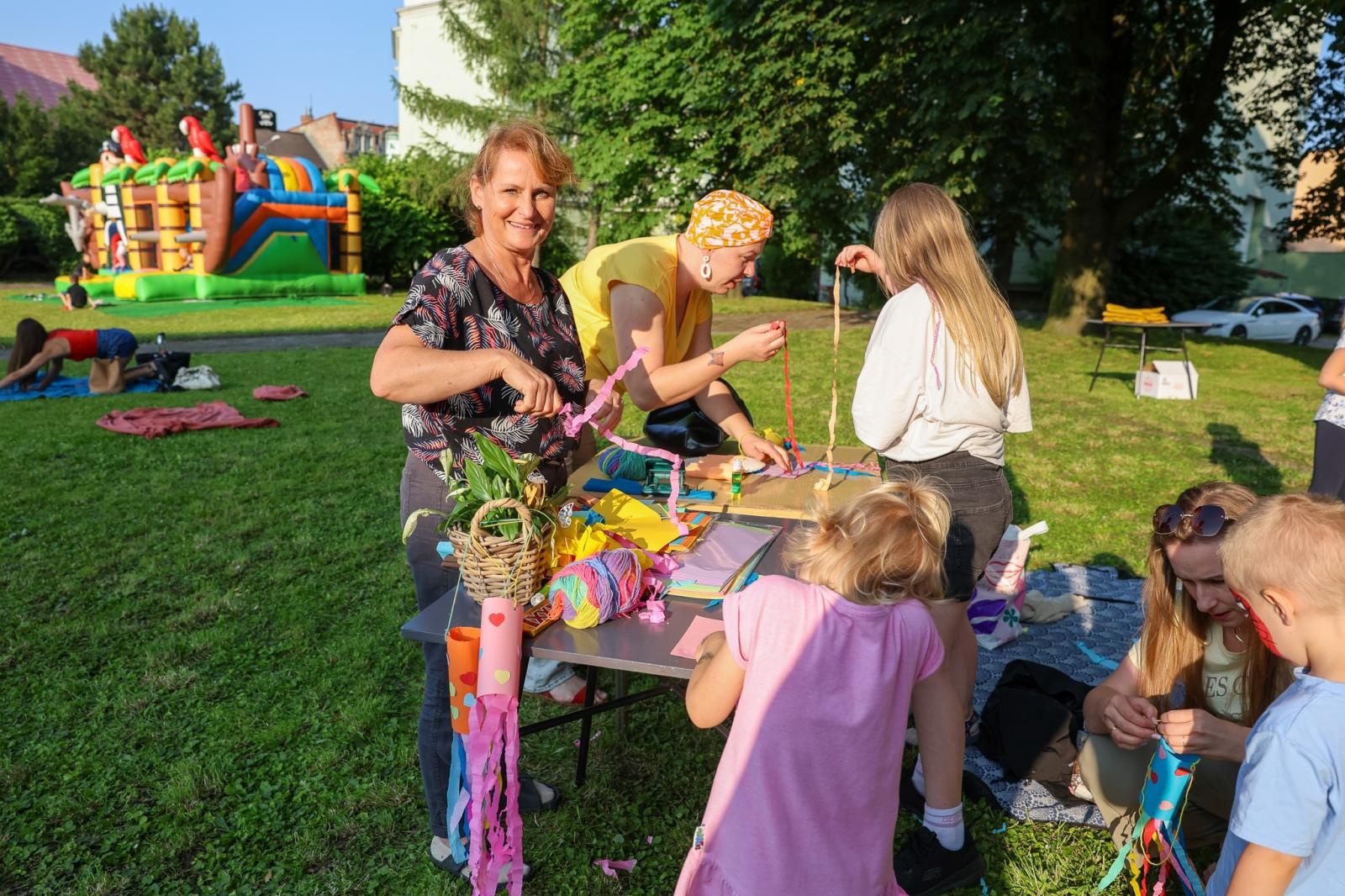 Zdjęcie w galerii na portalu naszraciborz.pl: Piknik Małych Odkrywców Sztuki i Pracowni Rękodzieła RCK w Ogrodzie Strzechy wiadomości z regionu