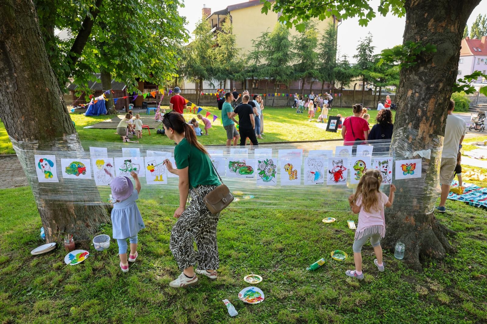 Zdjęcie w galerii na portalu naszraciborz.pl: Piknik Małych Odkrywców Sztuki i Pracowni Rękodzieła RCK w Ogrodzie Strzechy wiadomości z regionu