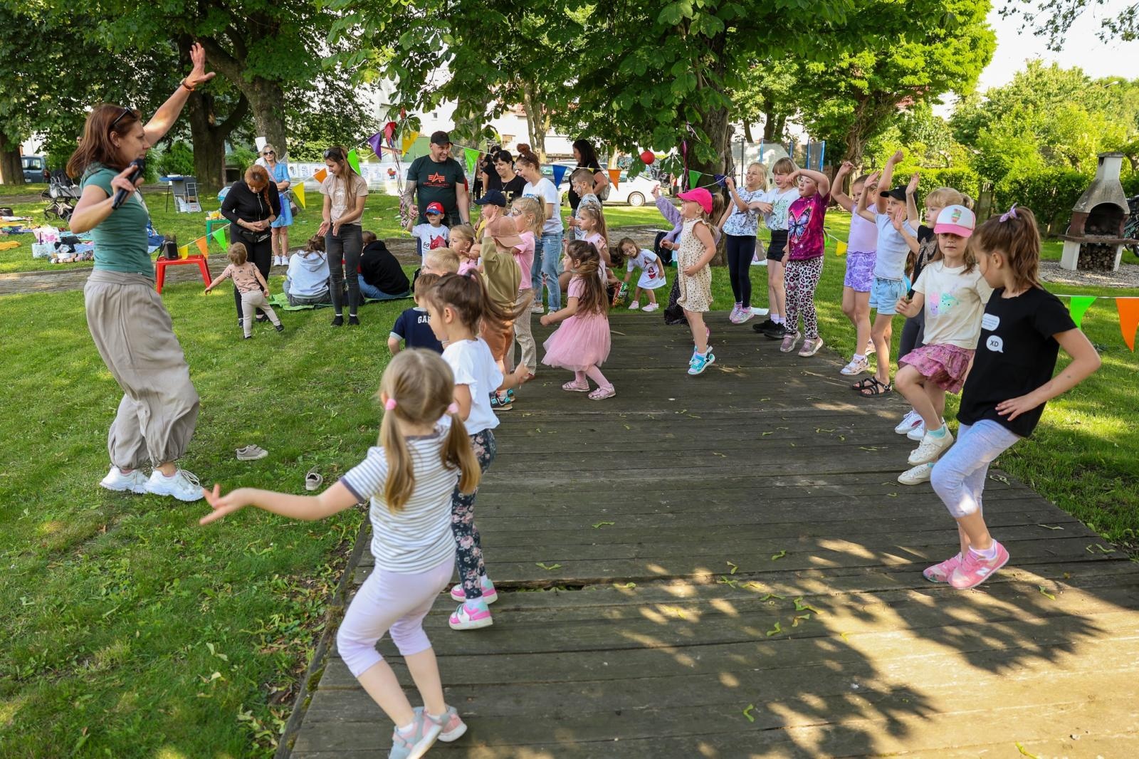 Zdjęcie w galerii na portalu naszraciborz.pl: Piknik Małych Odkrywców Sztuki i Pracowni Rękodzieła RCK w Ogrodzie Strzechy wiadomości z regionu