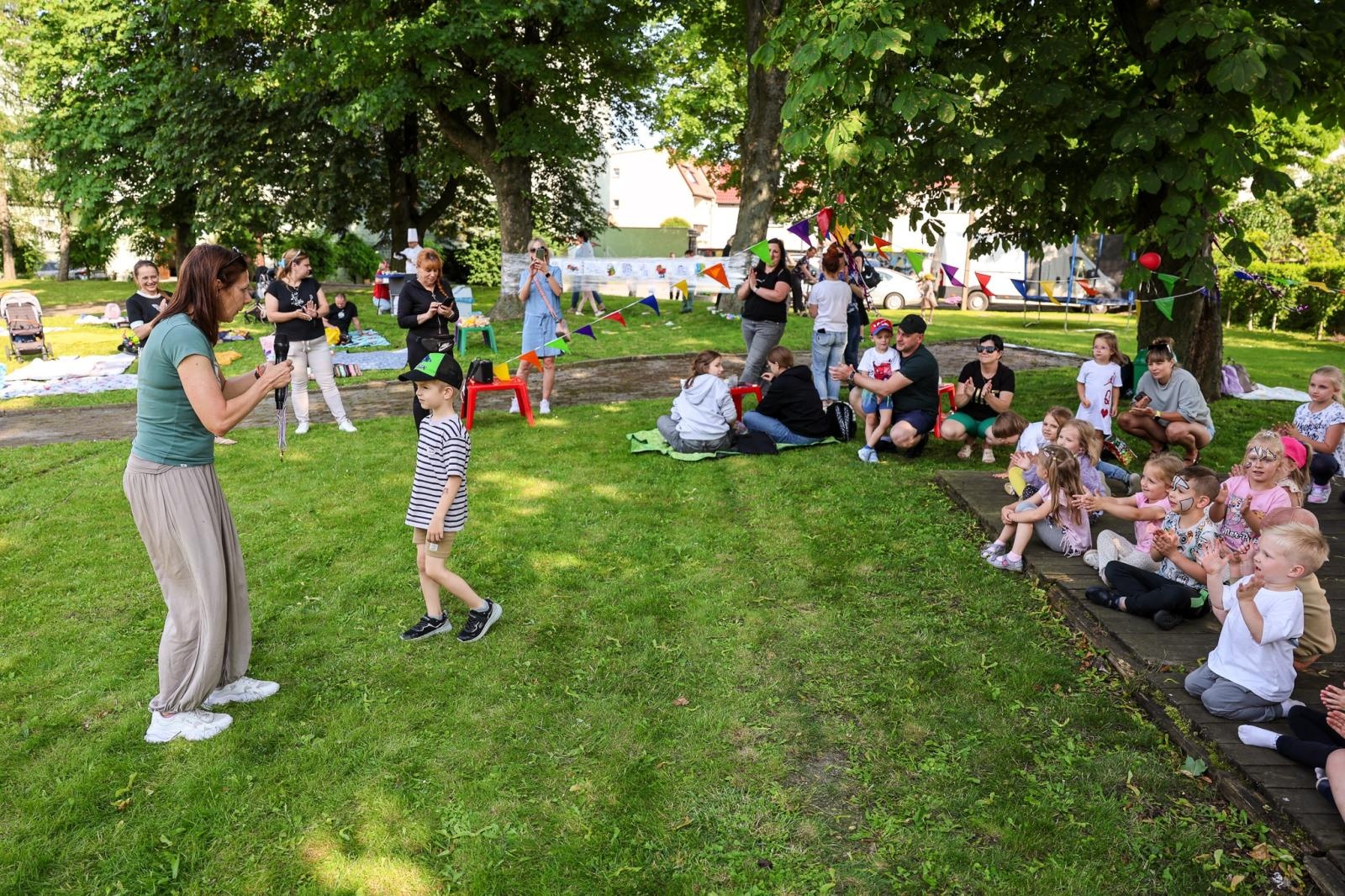 Zdjęcie w galerii na portalu naszraciborz.pl: Piknik Małych Odkrywców Sztuki i Pracowni Rękodzieła RCK w Ogrodzie Strzechy wiadomości z regionu