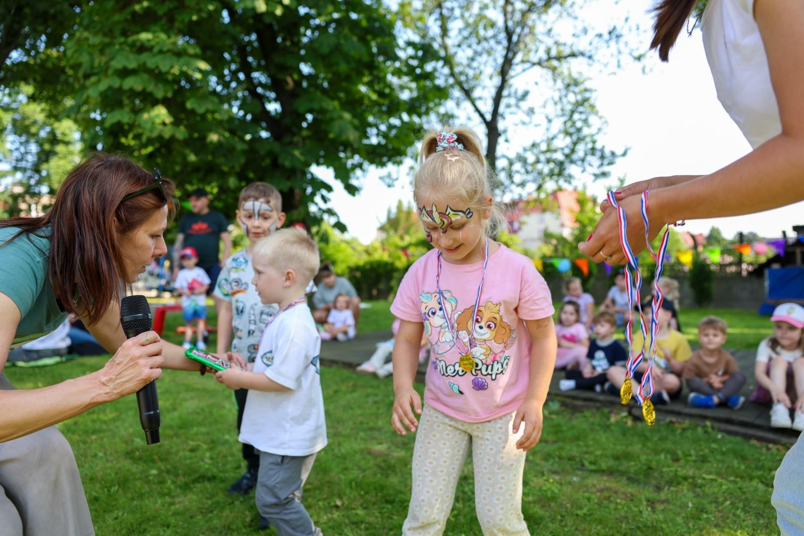Zdjęcie w galerii na portalu naszraciborz.pl: Piknik Małych Odkrywców Sztuki i Pracowni Rękodzieła RCK w Ogrodzie Strzechy wiadomości z regionu