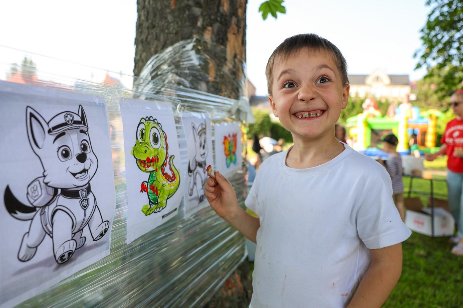 Zdjęcie w galerii na portalu naszraciborz.pl: Piknik Małych Odkrywców Sztuki i Pracowni Rękodzieła RCK w Ogrodzie Strzechy wiadomości z regionu
