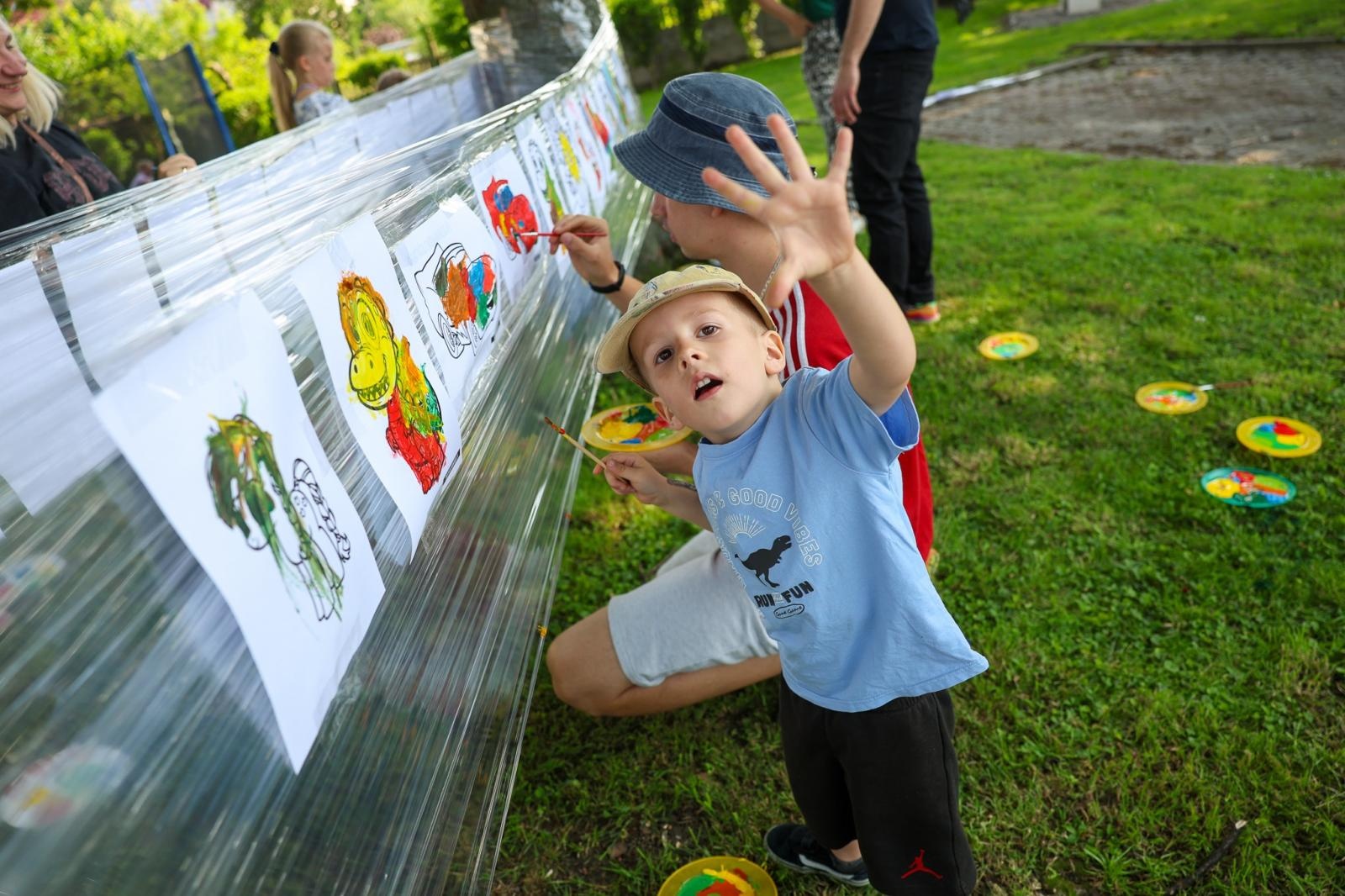Zdjęcie w galerii na portalu naszraciborz.pl: Piknik Małych Odkrywców Sztuki i Pracowni Rękodzieła RCK w Ogrodzie Strzechy wiadomości z regionu