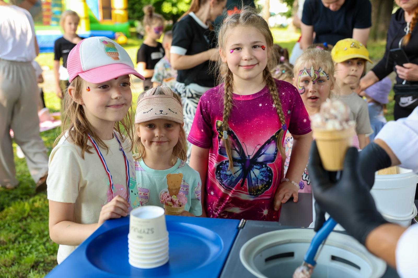 Zdjęcie w galerii na portalu naszraciborz.pl: Piknik Małych Odkrywców Sztuki i Pracowni Rękodzieła RCK w Ogrodzie Strzechy wiadomości z regionu