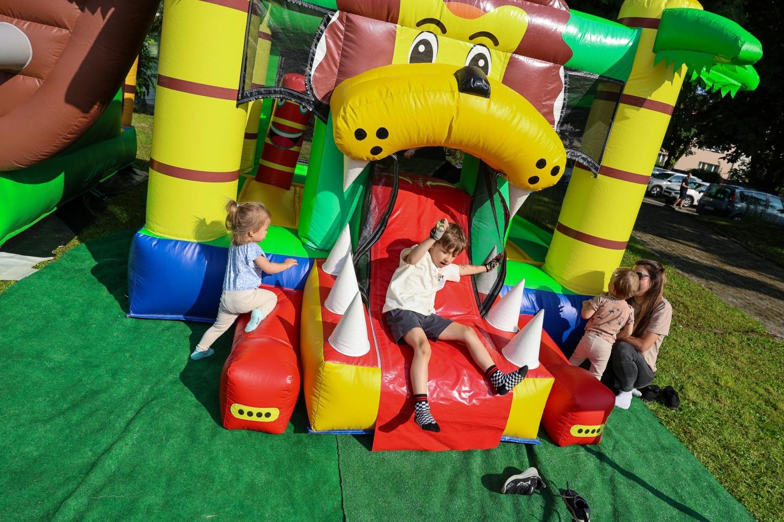 Zdjęcie w galerii na portalu naszraciborz.pl: Piknik Małych Odkrywców Sztuki i Pracowni Rękodzieła RCK w Ogrodzie Strzechy wiadomości z regionu