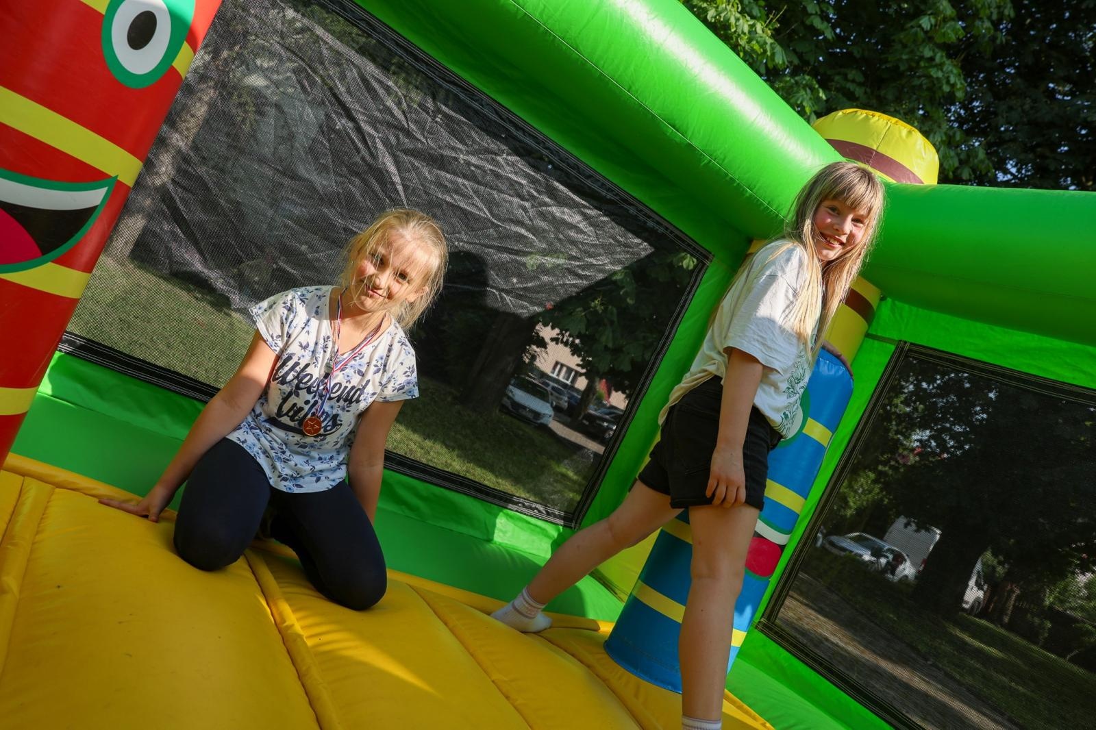 Zdjęcie w galerii na portalu naszraciborz.pl: Piknik Małych Odkrywców Sztuki i Pracowni Rękodzieła RCK w Ogrodzie Strzechy wiadomości z regionu