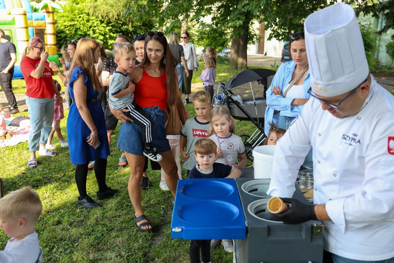 Zdjęcie w galerii na portalu naszraciborz.pl: Piknik Małych Odkrywców Sztuki i Pracowni Rękodzieła RCK w Ogrodzie Strzechy wiadomości z regionu