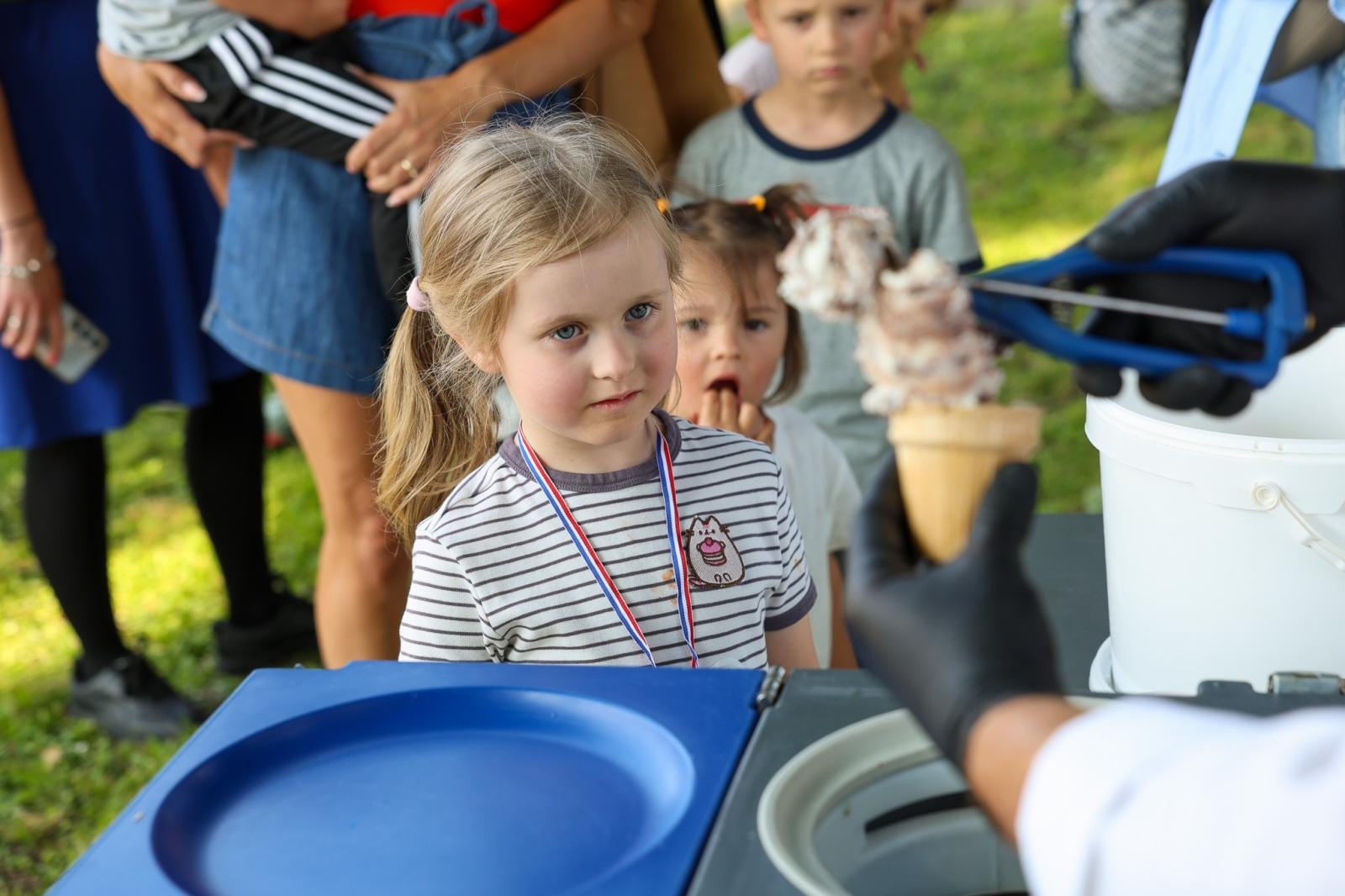 Zdjęcie w galerii na portalu naszraciborz.pl: Piknik Małych Odkrywców Sztuki i Pracowni Rękodzieła RCK w Ogrodzie Strzechy wiadomości z regionu