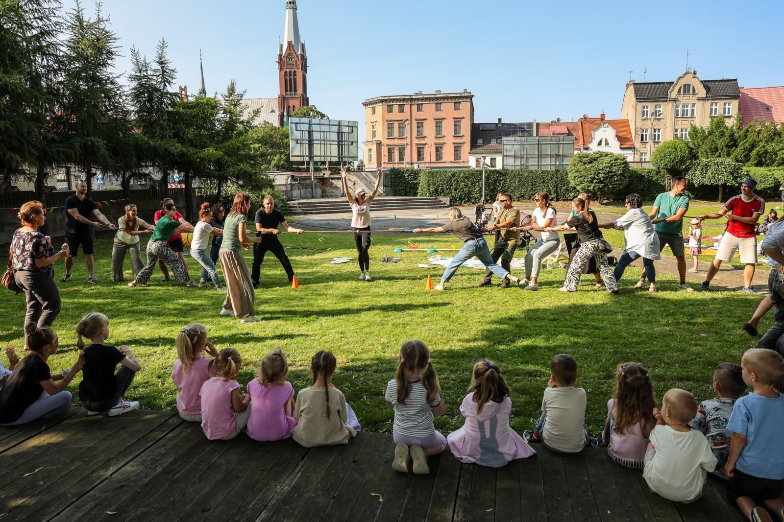 Zdjęcie w galerii na portalu naszraciborz.pl: Piknik Małych Odkrywców Sztuki i Pracowni Rękodzieła RCK w Ogrodzie Strzechy wiadomości z regionu