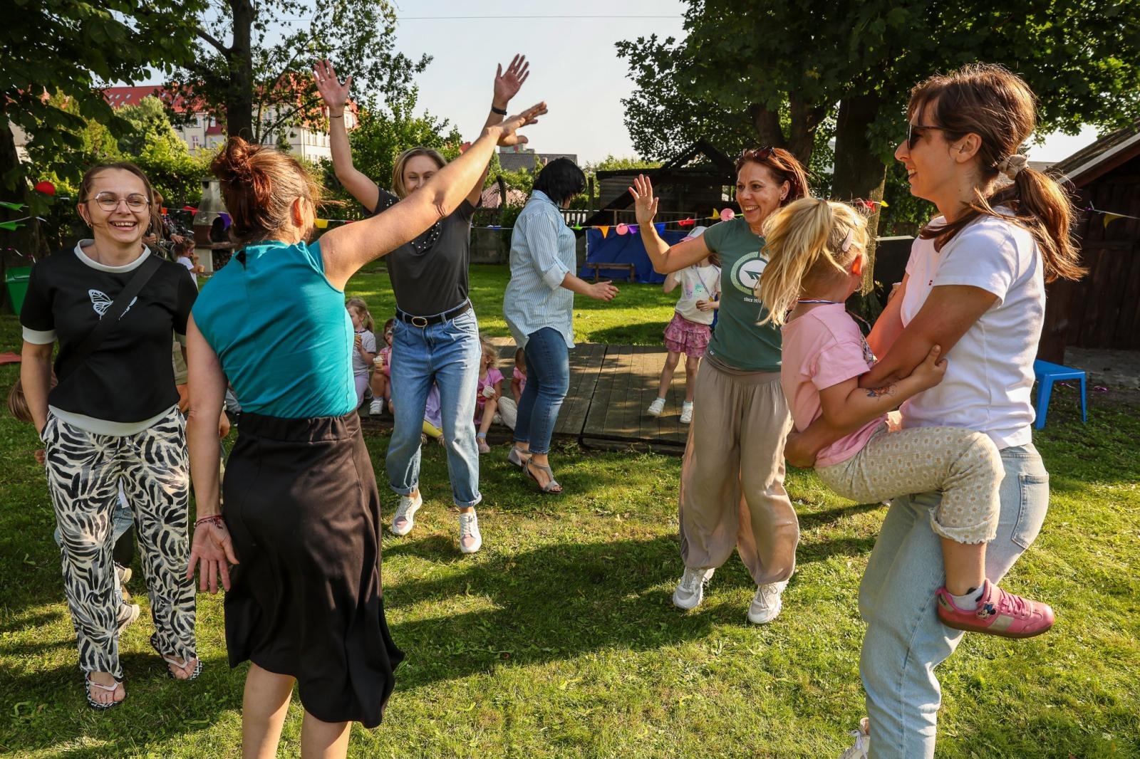 Zdjęcie w galerii na portalu naszraciborz.pl: Piknik Małych Odkrywców Sztuki i Pracowni Rękodzieła RCK w Ogrodzie Strzechy wiadomości z regionu