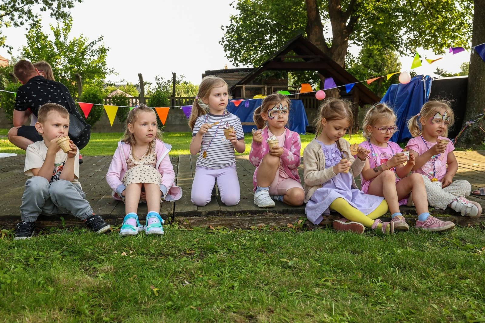 Zdjęcie w galerii na portalu naszraciborz.pl: Piknik Małych Odkrywców Sztuki i Pracowni Rękodzieła RCK w Ogrodzie Strzechy wiadomości z regionu