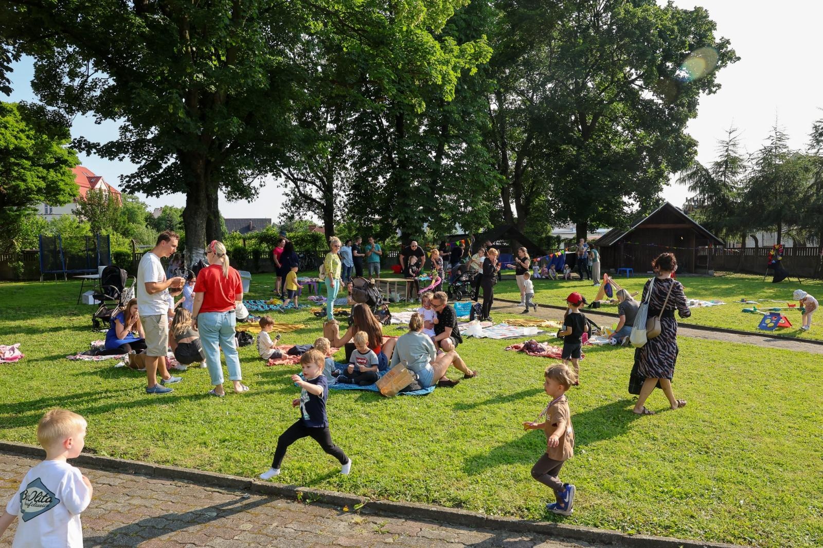 Zdjęcie w galerii na portalu naszraciborz.pl: Piknik Małych Odkrywców Sztuki i Pracowni Rękodzieła RCK w Ogrodzie Strzechy wiadomości z regionu