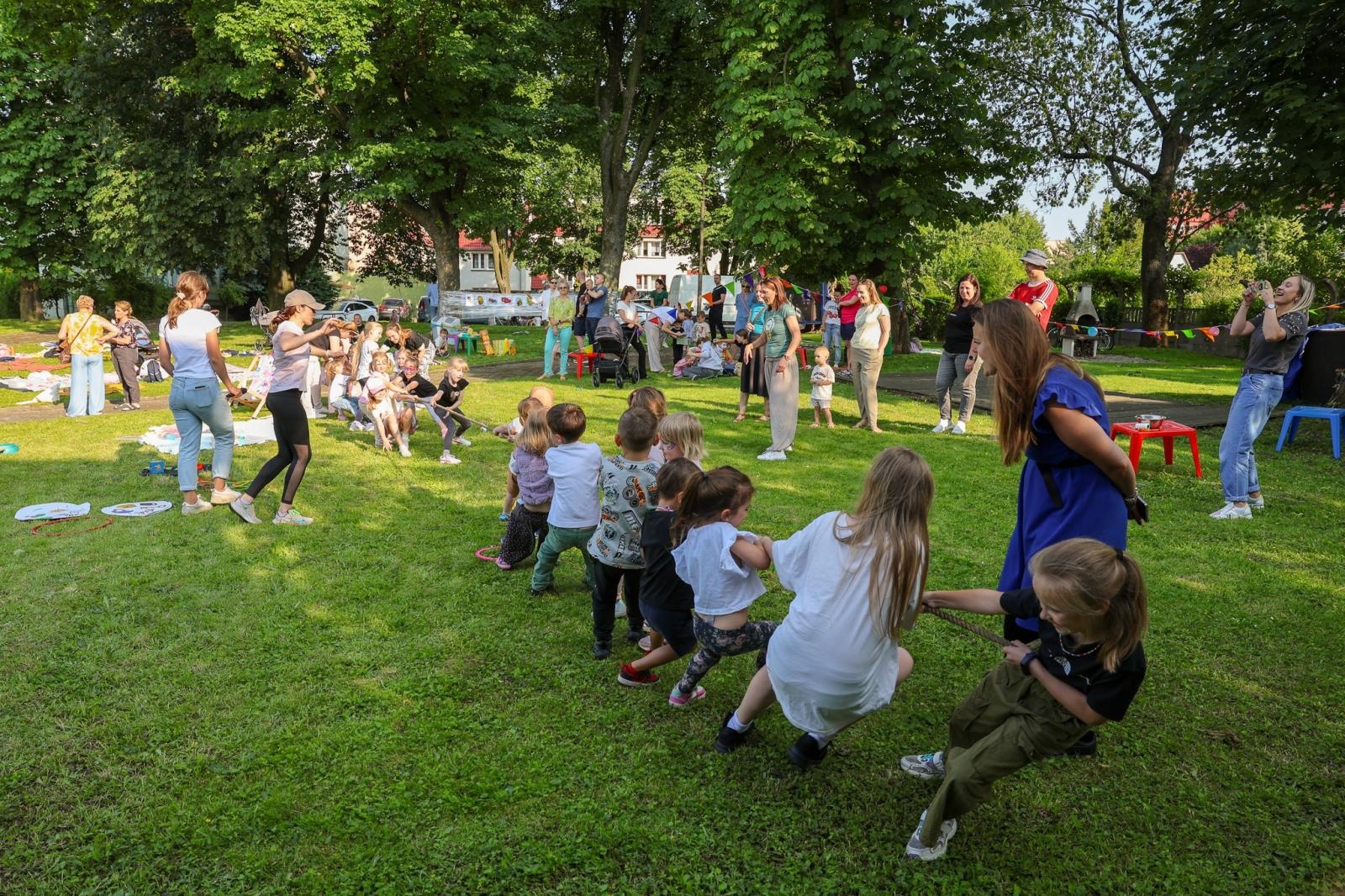 Zdjęcie w galerii na portalu naszraciborz.pl: Piknik Małych Odkrywców Sztuki i Pracowni Rękodzieła RCK w Ogrodzie Strzechy wiadomości z regionu