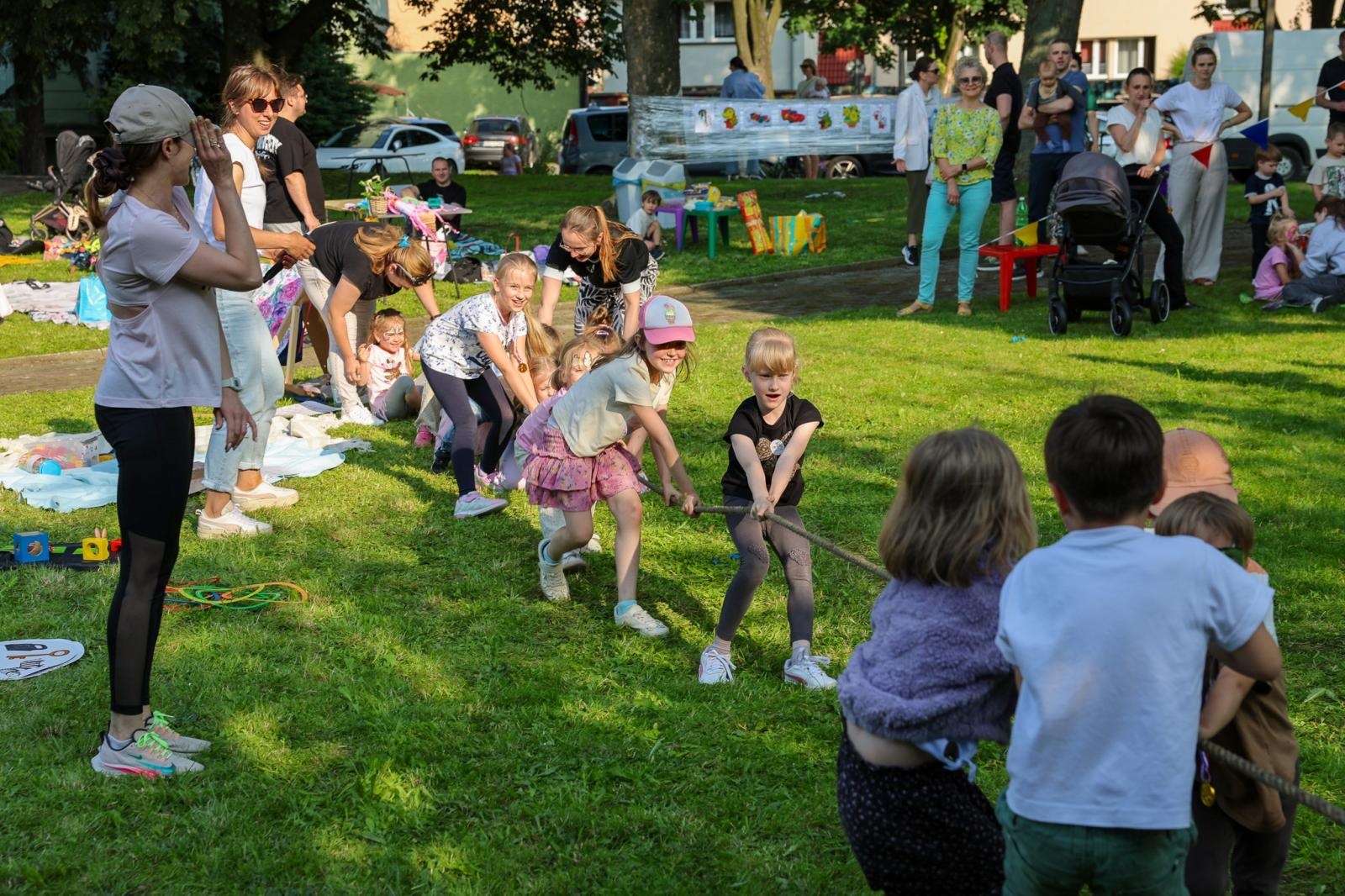 Zdjęcie w galerii na portalu naszraciborz.pl: Piknik Małych Odkrywców Sztuki i Pracowni Rękodzieła RCK w Ogrodzie Strzechy wiadomości z regionu