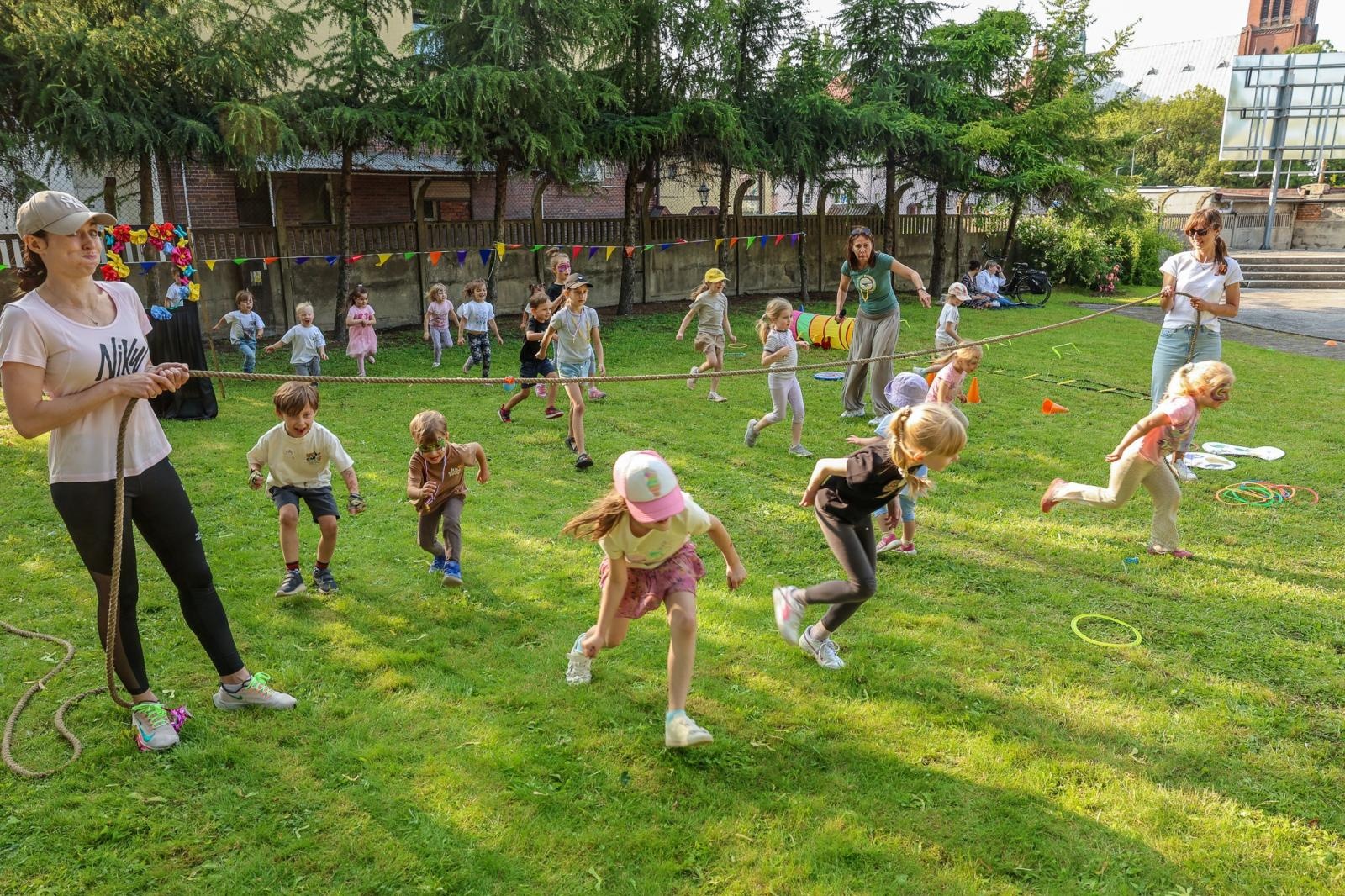 Zdjęcie w galerii na portalu naszraciborz.pl: Piknik Małych Odkrywców Sztuki i Pracowni Rękodzieła RCK w Ogrodzie Strzechy wiadomości z regionu