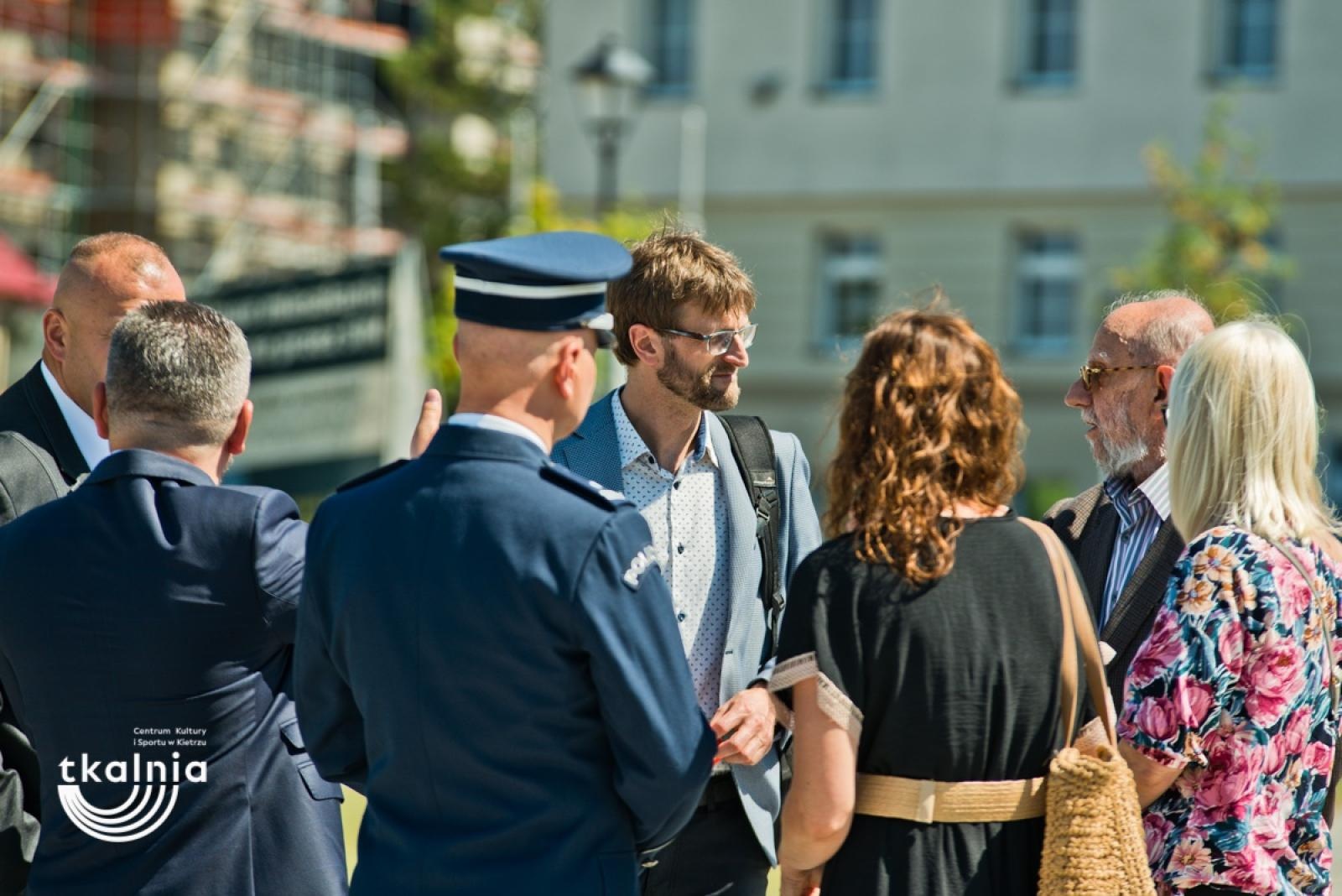 Zdjęcie w galerii na portalu naszraciborz.pl: Uroczyste odsłonięcie tablicy pamięci profesora Marka Gedla w Kietrzu – hołd dla wybitnego archeologa i badacza historii miasta wiadomości z regionu