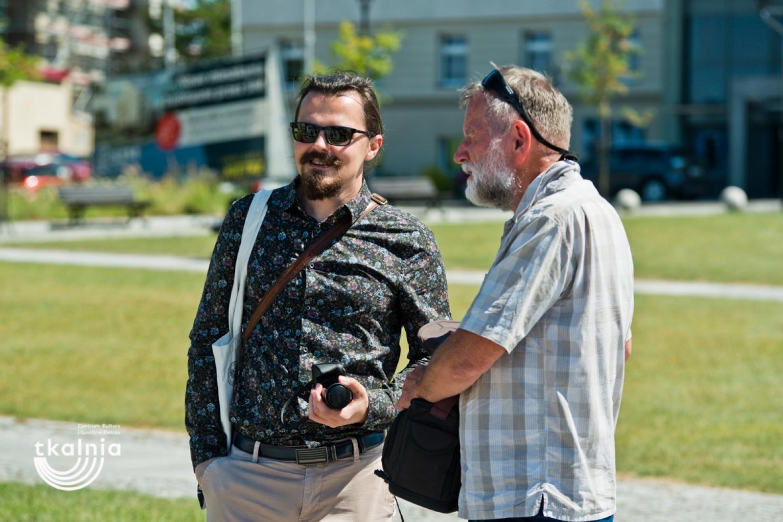 Zdjęcie w galerii na portalu naszraciborz.pl: Uroczyste odsłonięcie tablicy pamięci profesora Marka Gedla w Kietrzu – hołd dla wybitnego archeologa i badacza historii miasta wiadomości z regionu