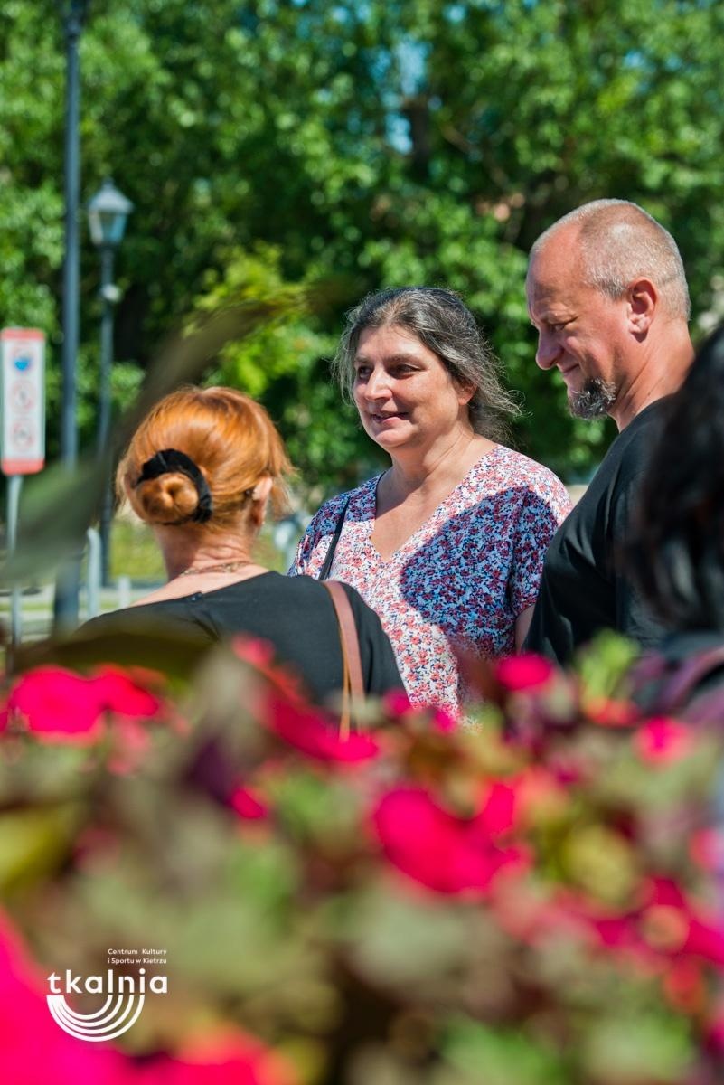 Zdjęcie w galerii na portalu naszraciborz.pl: Uroczyste odsłonięcie tablicy pamięci profesora Marka Gedla w Kietrzu – hołd dla wybitnego archeologa i badacza historii miasta wiadomości z regionu