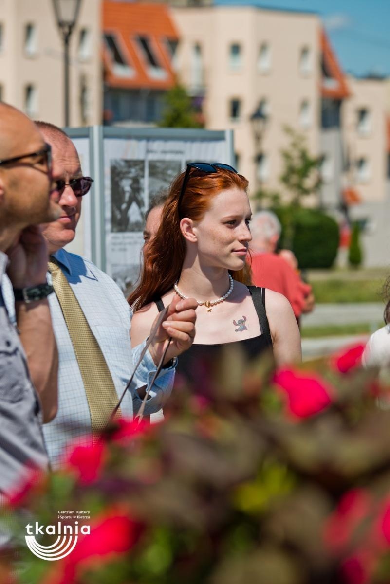 Zdjęcie w galerii na portalu naszraciborz.pl: Uroczyste odsłonięcie tablicy pamięci profesora Marka Gedla w Kietrzu – hołd dla wybitnego archeologa i badacza historii miasta wiadomości z regionu