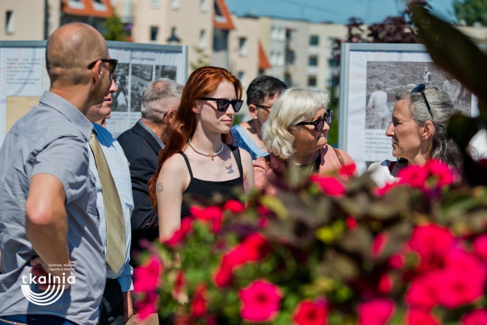 Zdjęcie w galerii na portalu naszraciborz.pl: Uroczyste odsłonięcie tablicy pamięci profesora Marka Gedla w Kietrzu – hołd dla wybitnego archeologa i badacza historii miasta wiadomości z regionu