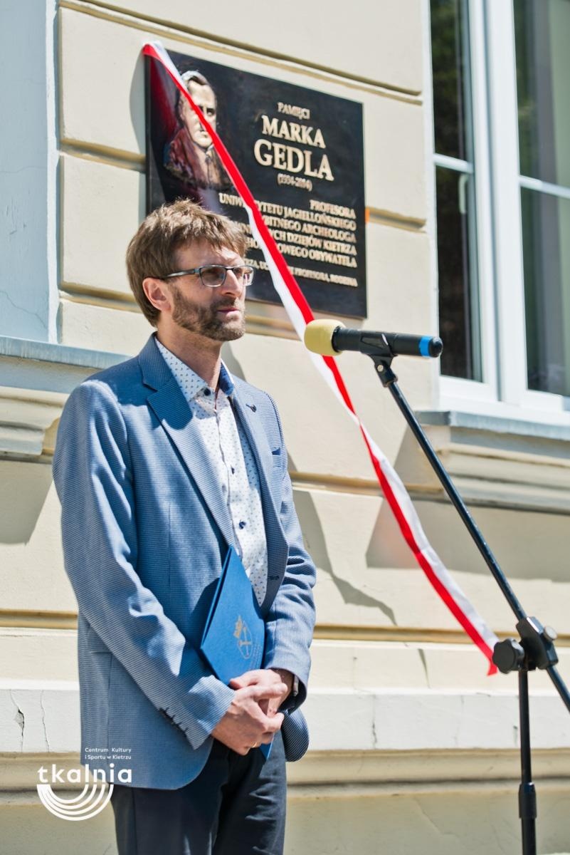 Zdjęcie w galerii na portalu naszraciborz.pl: Uroczyste odsłonięcie tablicy pamięci profesora Marka Gedla w Kietrzu – hołd dla wybitnego archeologa i badacza historii miasta wiadomości z regionu