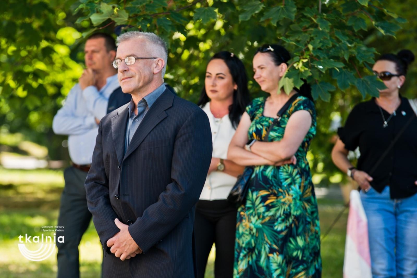 Zdjęcie w galerii na portalu naszraciborz.pl: Uroczyste odsłonięcie tablicy pamięci profesora Marka Gedla w Kietrzu – hołd dla wybitnego archeologa i badacza historii miasta wiadomości z regionu