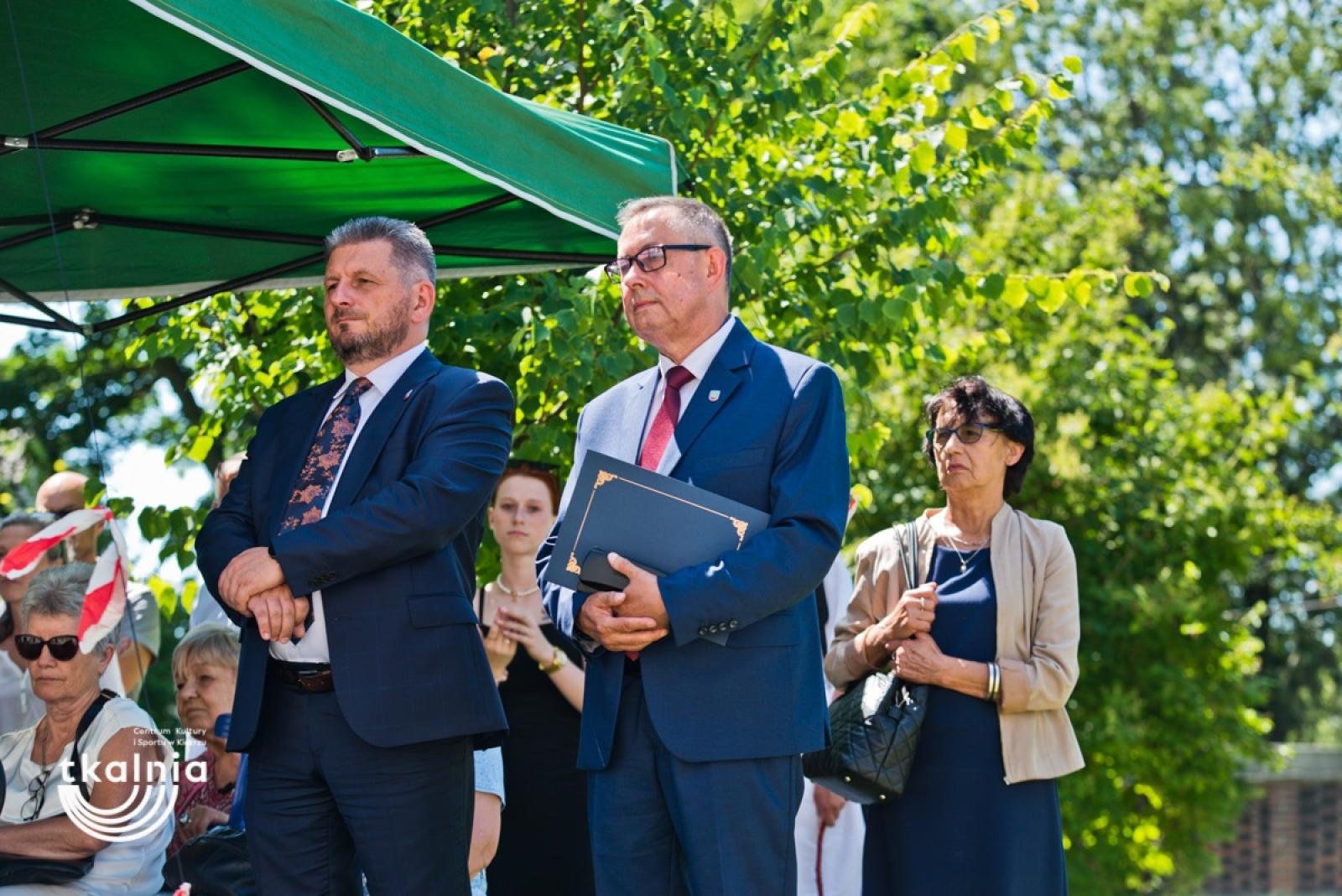Zdjęcie w galerii na portalu naszraciborz.pl: Uroczyste odsłonięcie tablicy pamięci profesora Marka Gedla w Kietrzu – hołd dla wybitnego archeologa i badacza historii miasta wiadomości z regionu