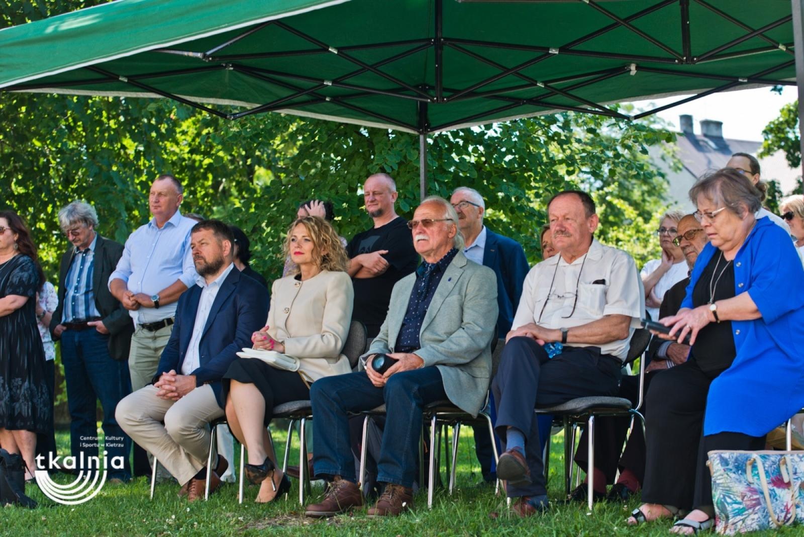 Zdjęcie w galerii na portalu naszraciborz.pl: Uroczyste odsłonięcie tablicy pamięci profesora Marka Gedla w Kietrzu – hołd dla wybitnego archeologa i badacza historii miasta wiadomości z regionu