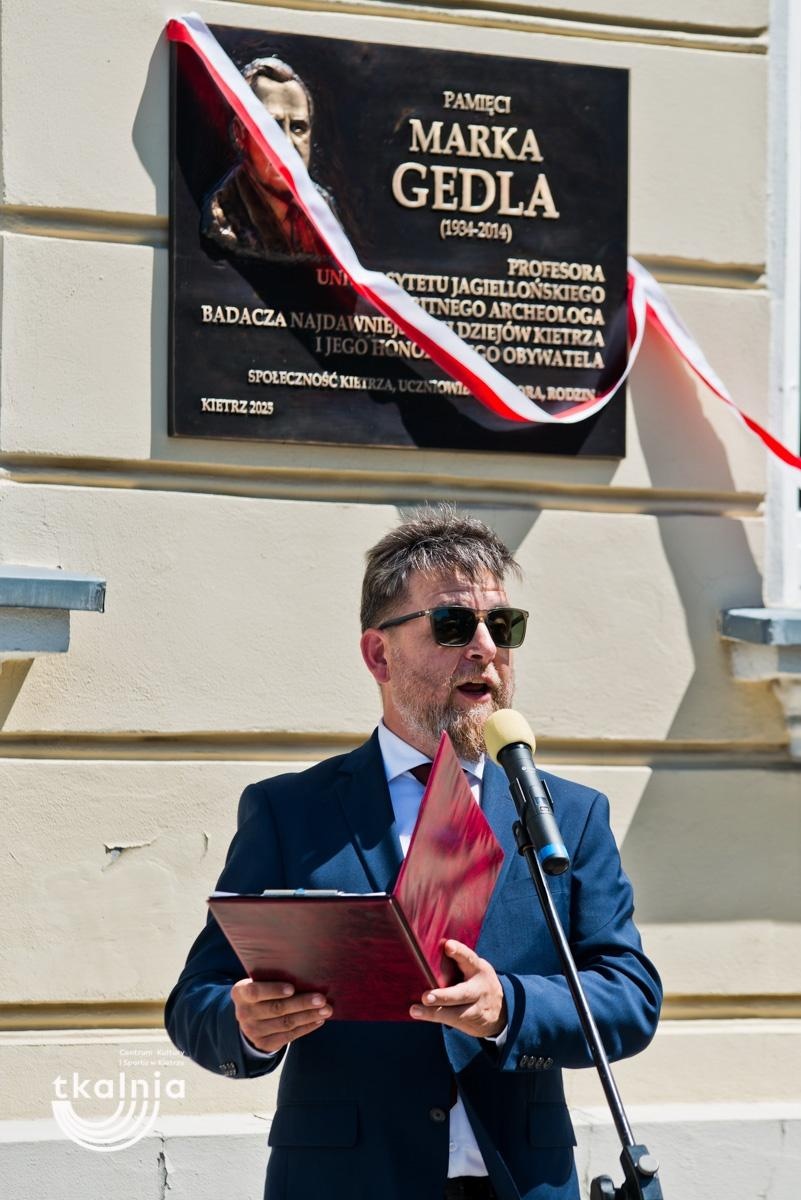 Zdjęcie w galerii na portalu naszraciborz.pl: Uroczyste odsłonięcie tablicy pamięci profesora Marka Gedla w Kietrzu – hołd dla wybitnego archeologa i badacza historii miasta wiadomości z regionu