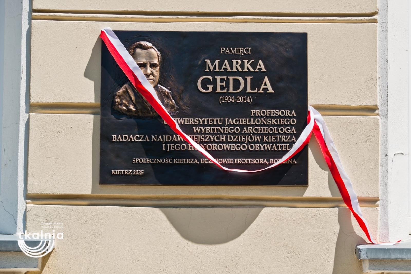 Zdjęcie w galerii na portalu naszraciborz.pl: Uroczyste odsłonięcie tablicy pamięci profesora Marka Gedla w Kietrzu – hołd dla wybitnego archeologa i badacza historii miasta wiadomości z regionu