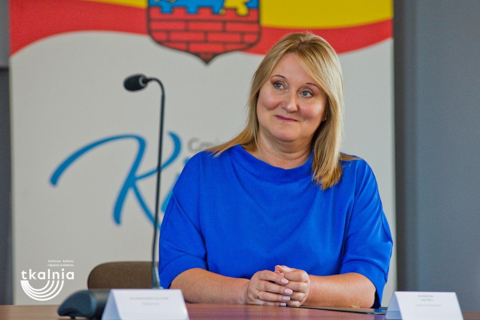 Zdjęcie w galerii na portalu naszraciborz.pl: Uroczyste odsłonięcie tablicy pamięci profesora Marka Gedla w Kietrzu – hołd dla wybitnego archeologa i badacza historii miasta wiadomości z regionu