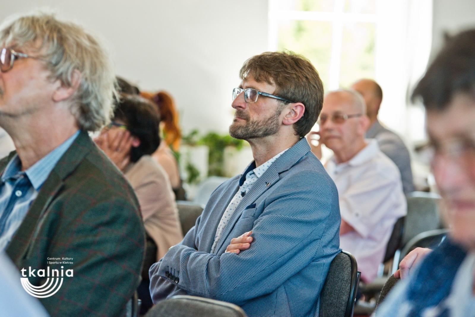 Zdjęcie w galerii na portalu naszraciborz.pl: Uroczyste odsłonięcie tablicy pamięci profesora Marka Gedla w Kietrzu – hołd dla wybitnego archeologa i badacza historii miasta wiadomości z regionu
