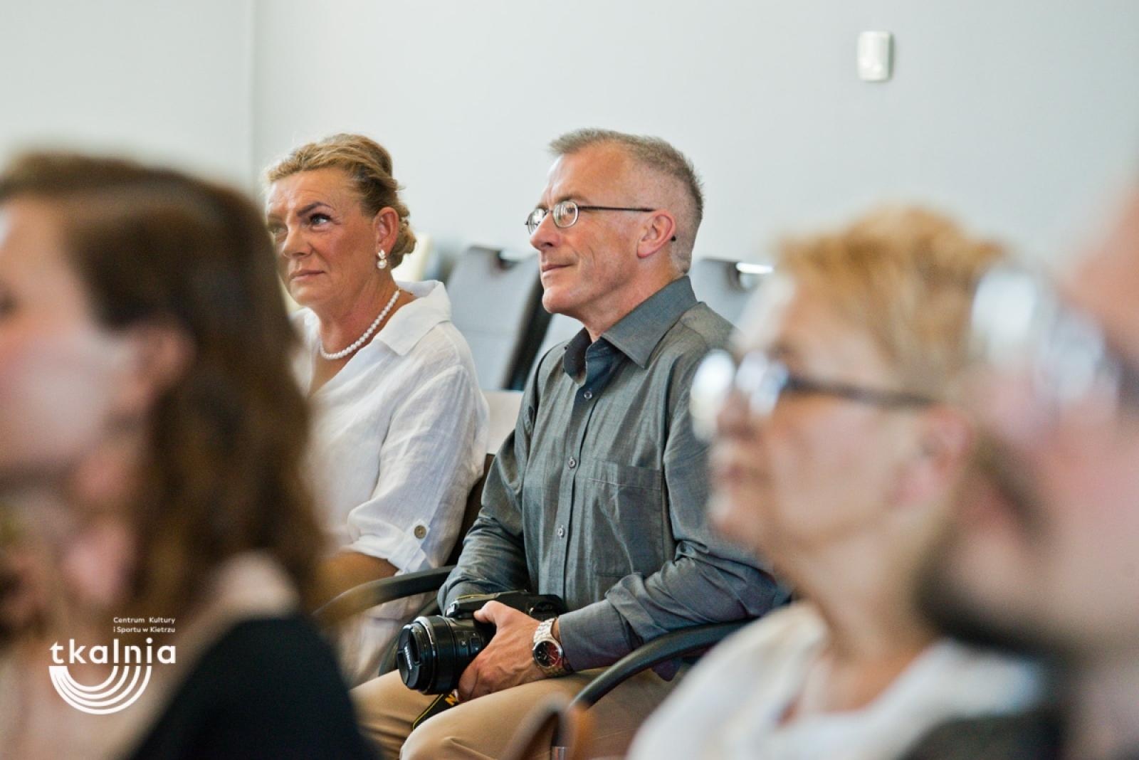 Zdjęcie w galerii na portalu naszraciborz.pl: Uroczyste odsłonięcie tablicy pamięci profesora Marka Gedla w Kietrzu – hołd dla wybitnego archeologa i badacza historii miasta wiadomości z regionu