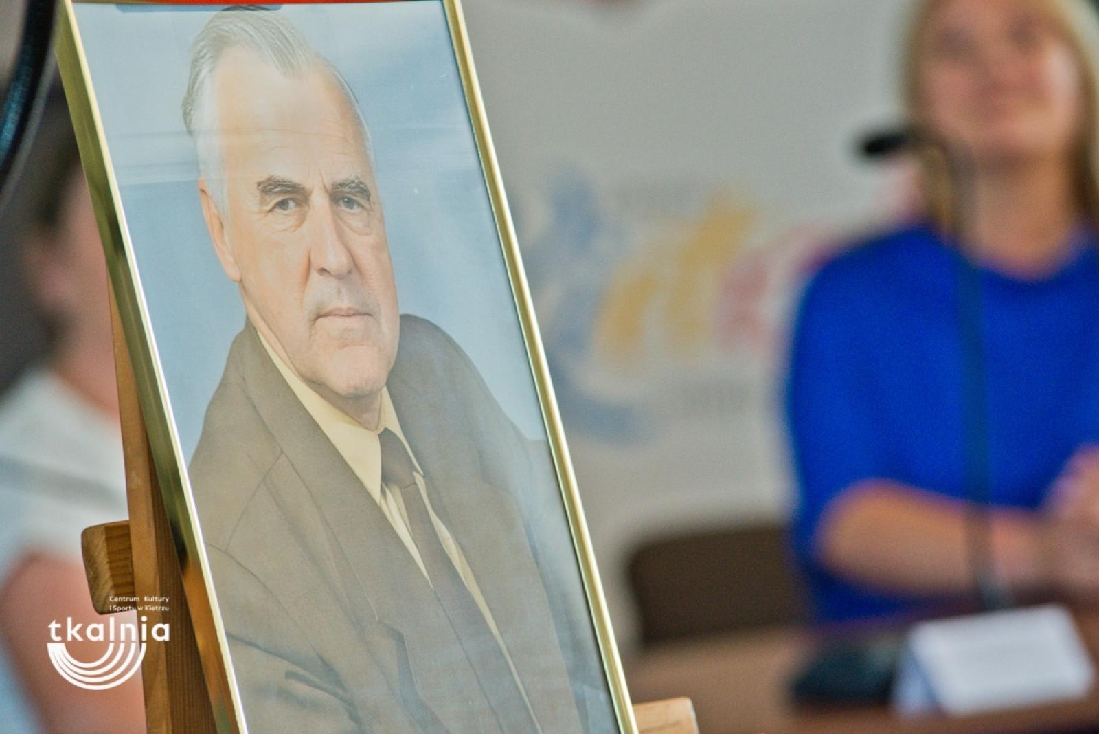 Zdjęcie w galerii na portalu naszraciborz.pl: Uroczyste odsłonięcie tablicy pamięci profesora Marka Gedla w Kietrzu – hołd dla wybitnego archeologa i badacza historii miasta wiadomości z regionu