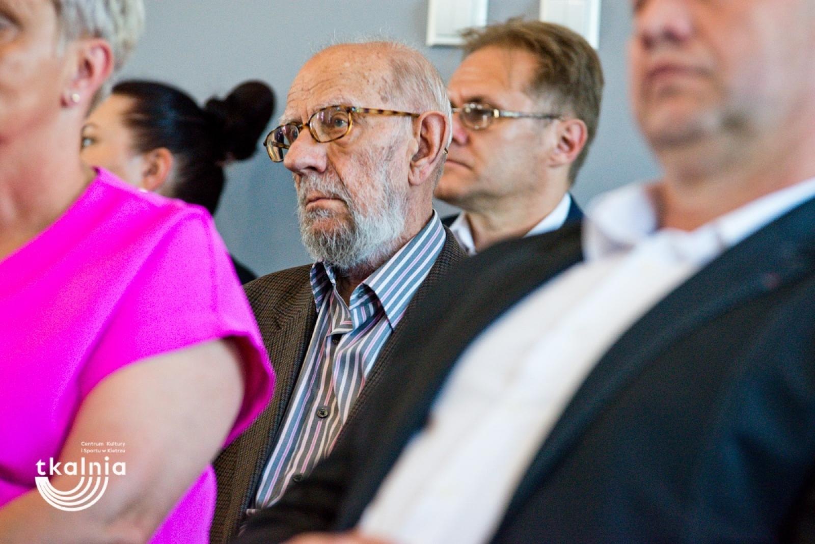 Zdjęcie w galerii na portalu naszraciborz.pl: Uroczyste odsłonięcie tablicy pamięci profesora Marka Gedla w Kietrzu – hołd dla wybitnego archeologa i badacza historii miasta wiadomości z regionu