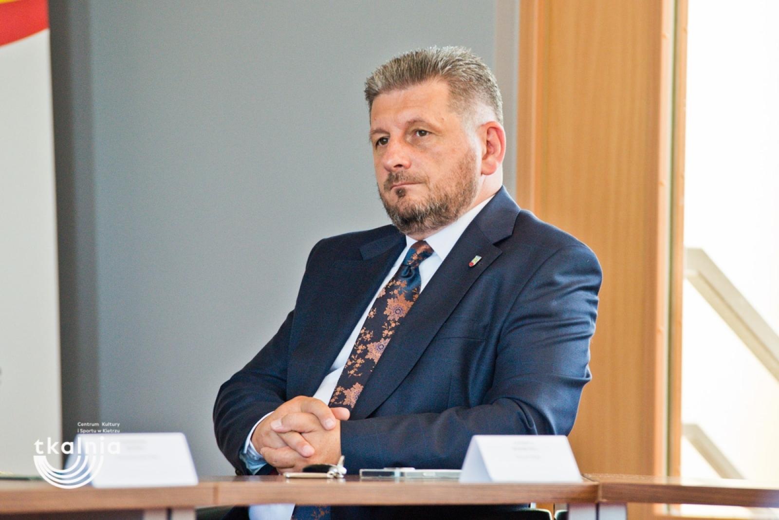 Zdjęcie w galerii na portalu naszraciborz.pl: Uroczyste odsłonięcie tablicy pamięci profesora Marka Gedla w Kietrzu – hołd dla wybitnego archeologa i badacza historii miasta wiadomości z regionu